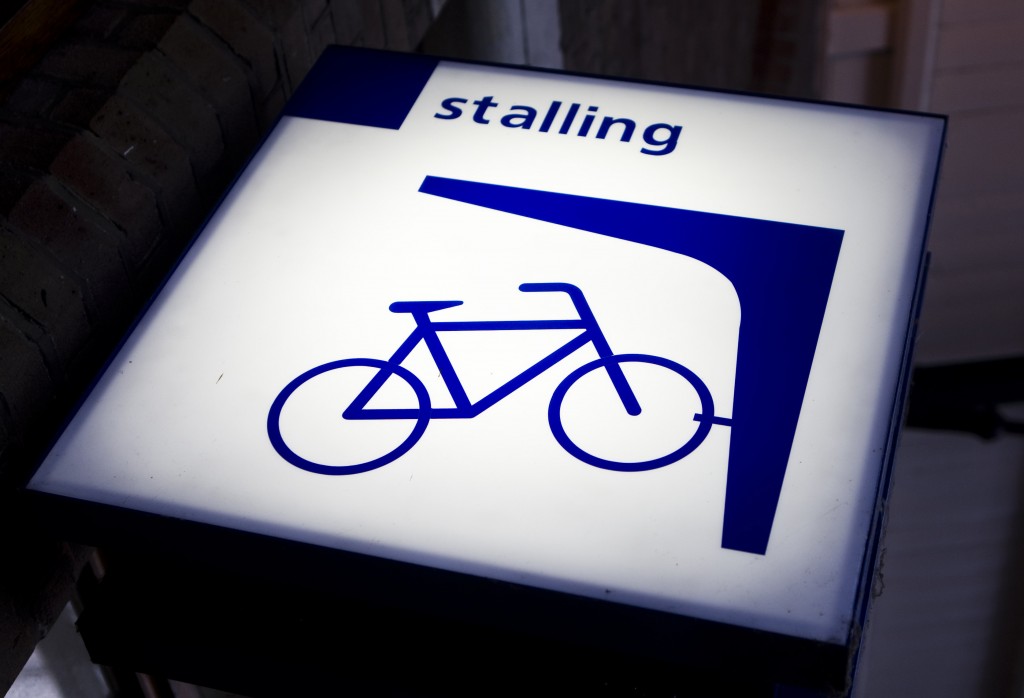 De Nederlandse Spoorwegen (NS) zeggen in het hele land de contracten op van uitbaters van betaalde fietsenstallingen bij stations. Tientallen fietsenmakers verliezen daardoor hun baan. Een aantal uitbaters van stallingen bij stations hebben zelf besloten te stoppen. Een woordvoerster van de NS bevestigde woensdag een bericht daarover in Trouw. De NS zegt dat ze toe wil naar een uniformere uitstraling van de stallingen en daarom in zee wil met een of enkele exploitanten. Ook wil het spoorbedrijf de reiziger die zijn fiets stalt en laat repareren een constante kwaliteit leveren. Volgens de NS is het lastig om met zo veel exploitanten iedereen op een lijn te krijgen. Bovendien blijkt uit onderzoek dat de gebruiker van de stalling kwaliteit wil. Een aantal exploitanten voert of heeft rechtszaken gevoerd tegen de NS over de opzegging van het contract. Sinds een paar jaar gaat het spoorbedrijf steeds vaker in zee met de Stichting Rataplan. De stichting heeft voor een aantal fietsenstallingen langdurig werklozen in dienst genomen, voor wie zij subsidie ontvangt.
