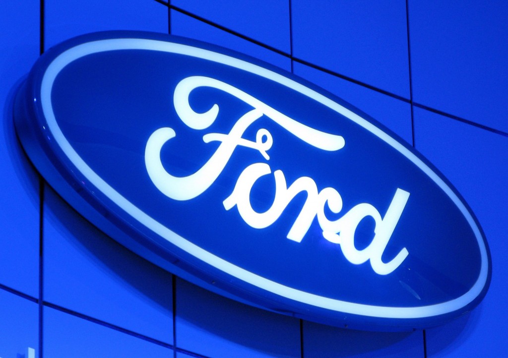 Het aandeel van de Amerikaanse automaker Ford is ruim 7 procent gedaald nadat het bedrijf bekendmaakte dat de winst volgend jaar lager uit zal vallen. Ford liet woensdag weten dat het volgend jaar zestien nieuwe modellen op de markt brengt. De kosten die daarmee gepaard gaan, hebben hun weerslag op de winst. Die zal naar verwachting lager uitvallen, denkt financieel directeur Bob Shanks. Ford is in 2013 een beurslieveling door de goede financiële prestaties. Het aandeel staat ondanks de koersval woensdag nog steeds op zo'n 20 procent hoger dan aan het begin van dit jaar. Volgens Ford zullen de resultaten in 2013 tot de beste ooit behoren, met een sterke omzetgroei, groei van het marktaandeel in bijna alle regio's, een winst voor belastingen van 8,5 miljard dollar (6,2 miljard euro) en een sterkere balans. Onlangs maakte Ford nog bekend in 2014 in de Verenigde Staten en Azië 11.000 nieuwe banen te zullen creëren als onderdeel van een wereldwijd groeiprogramma.