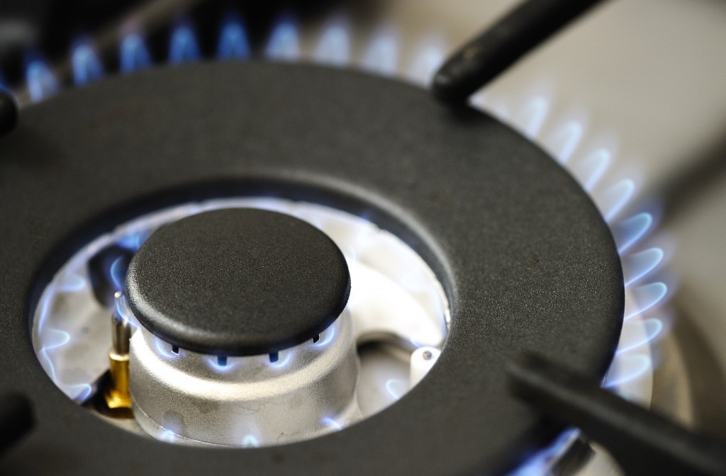 De tarieven die netbeheerders mogen rekenen voor de levering van stroom en gas gaan in 2014 omlaag. De maximumtarieven die regionale netbeheerders van het elektriciteitsnet mogen vragen, gaan volgend jaar met gemiddeld 7 procent omlaag. Regionale gasnetbeheerders mogen over de gehele linie zo'n 5 procent minder in rekening brengen voor hun aansluitings- en transportkosten. Dit blijkt uit de tariefbesluiten voor 2014 die de Autoriteit Consument & Markt (ACM) dinsdag heeft gepubliceerd.