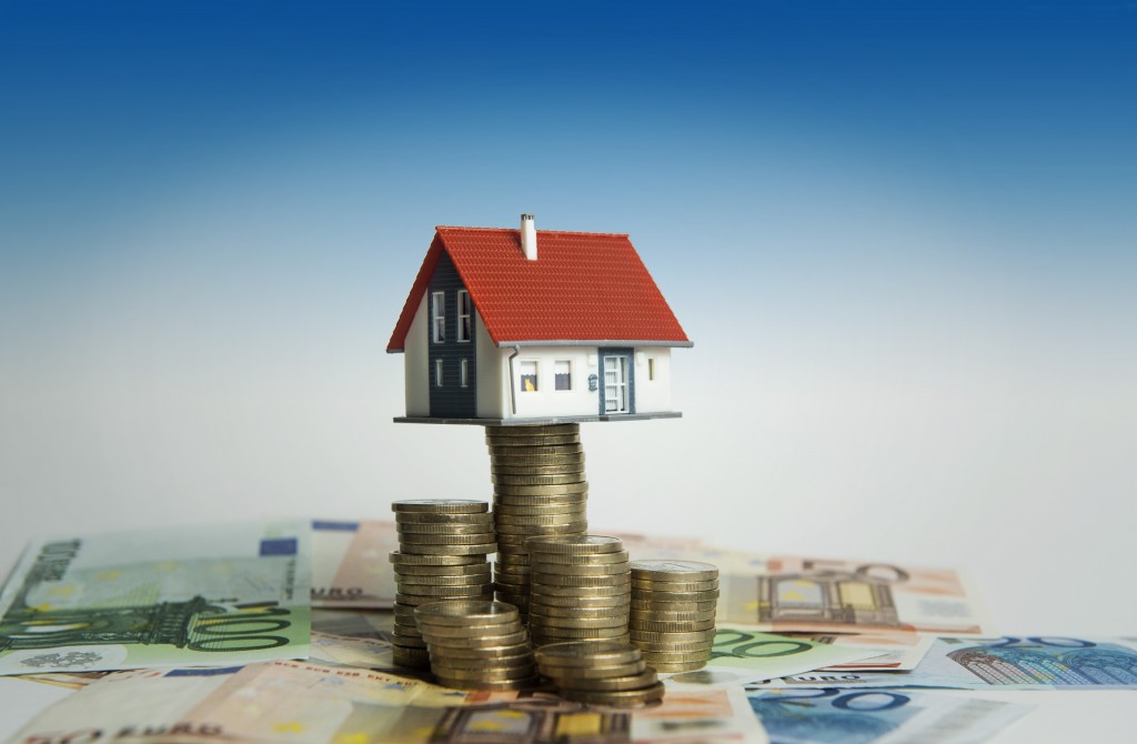 Wie een hypotheek heeft die hoger is dan de waarde van de woning, kan niet makkelijk overstappen naar een andere bank. Maar volgens financiéle waakhond ACM maken banken daar geen misbruik van. Huizenbezitters met een hypotheek die ‘onder water’ staat, zitten veelal vast aan hun eigen bank omdat ze bij andere banken worden geweigerd bij het aflopen van de rentevaste periode. Maar dat betekent niet dat ze bij hun bank slechter af zijn. Dat concludeert de Autoriteit Consument & Markt (ACM) in een vrijdag verschenen onderzoek.