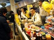 De Nederlandse supermarkten hebben in januari 2,6 procent meer omzet gedraaid in vergelijking met dezelfde periode een jaar eerder. Dat maakte onderzoeksbureau GfK donderdag bekend. De totale omzet van de supers kwam uit op 3,26 miljard euro. De omzetstijging was vooral te danken aan de groei van de gemiddelde waarde per kassabon. Die bedroeg afgelopen maand 22,45 euro, een stijging van 1,7 procent in vergelijking met een jaar eerder. Alle weken in januari lieten een omzetgroei zien. Volgens GfK zet de omzetgroei die in het laatste kwartaal van 2014 is ingezet daarmee door in januari. Opvallend was de omzetstijging van 7 procent in de eerste week van het nieuwe jaar ten opzichte van week 1 in 2014.