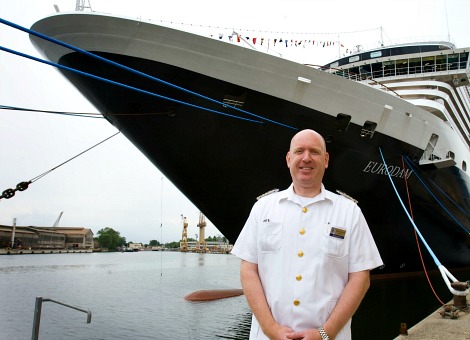 ’s Werelds grootste cruiserederij, Carnival Corporation, gaat in Almere een groot trainingscentrum bouwen voor personeel van cruiseschepen. Daartoe heeft het bedrijf een overeenkomst getekend met vastgoedontwikkelaar Amvest, zo maakte Amvest maandag bekend. Carnival wil vanaf 2016 jaarlijks zo'n 5000 kapiteins en officieren van cruiseschepen opleiden vanuit Almere. Hiervoor zullen onder meer simulatoren van de brug van een cruiseschip en van de machinekamers worden gebouwd. Het complex komt te liggen in het gebied Duin aan het IJmeer. De totale investering van Carnival bedraagt naar verwachting circa 40 miljoen euro. De bouw begint in de tweede helft van volgend jaar. Focus op veiligheid na Costa Concordia Carnival is eigenaar van onder meer de Holland America Line, Cunard, en het Zuid-Europese Costa Cruises. Sinds de ramp van de Costa Concordia voor de Toscaanse kust, waarbij in januari 2012 32 mensen om het leven kwamen, steekt het bedrijf veel geld in het bevorderen van de veiligheid op de schepen. Carnival zou onder meer voor de locatie in Almere hebben gekozen vanwege de nabijheid van vliegveld Schiphol en de cruisehaven van Amsterdam. Sinds 2009 heeft het bedrijf bovendien al een kleinere trainingsfaciliteit in de grootste stad van Flevoland. Lees ook Bediende op een miljardairsjacht: dit staat je te wachten Volgens Amvest is het project goed voor de lokale werkgelegenheid van Almere. Een zegsman benadrukt dat Carnival ook nog overweegt om een hotelcomplex met een zwembad bij het trainingscentrum aan te leggen.