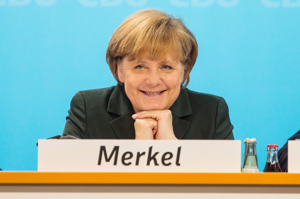 Een deal met Griekenland over de schuldencrisis is nog steeds mogelijk, maar dan moet het land zich wel houden aan de beloftes die zijn gedaan aan de schuldeisers. Dat heeft de Duitse bondskanselier Angela Merkel donderdag gezegd in een toespraak in het Duitse parlement. Volgens Merkel zijn de inspanningen van Duitsland erop gericht Griekenland binnen de euro te houden, maar moet Athene wel de afgesproken hervormingen doorvoeren. "Ik ben ervan overtuigd dat als er een wil is, er een weg is. Als de politiek verantwoordelijken in Athene die wil kunnen opbrengen, dan is een overeenkomst mogelijk'', aldus Merkel tegen de Bondsdag. Eurozone sterker geworden De bondskanselier zei verder dat de eurozone sterker is geworden sinds het begin van de schuldencrisis. Ze wees op de successen in Ierland, Portugal en Spanje. "Die landen hebben hun kans gegrepen'', aldus Merkel. Ook Griekenland was op de goede weg, maar helaas werden daar noodzakelijke hervormingen steeds weer uitgesteld, zei de bondskanselier. Merkel verklaarde dat Griekenland in de afgelopen vijf jaar "ongekende solidariteit'' van Europa heeft gekregen. Het basisprincipe geldt nog steeds: steun in ruil voor hervormingen, aldus de bondskanselier. Haast maken met Griekse deal De Duitse centralebankpresident Jens Weidmann liet donderdag in een interview met verschillende Europese kranten weten dat haast gemaakt moet worden om een deal met Griekenland te sluiten. De Griekse regering is nu aan zet, aldus de president van de Bundesbank. Een breuk met de schuldeisers zal volgens hem moeilijk te controleren gevolgen hebben voor Griekenland. Donderdag wordt in Luxemburg vergaderd over Griekenland door de ministers van Financiën van de eurozone, verenigd in de eurogroep. Eurogroepvoorzitter Jeroen Dijsselbloem heeft al aangegeven geen resultaat te verwachten uit dat overleg.