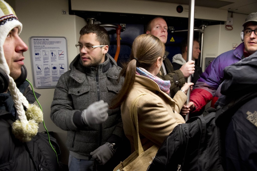 De Nederlandse Spoorwegen hebben een aantal treinen verlengd, na klachten van reizigersorganisaties over volle treinen. Het gaat om Sprinters en een aantal intercity's. De NS heeft dat geschreven aan Rover en de Maatschappij Voor Beter OV. Volgens de NS gaat het om 16 spitstreinen die in november en december zijn of worden verlengd. Die treinen bleken te kort voor het aantal reizigers, vooral in de ochtendspits. Dan willen 600.000 mensen tegelijk naar hun werk. Ook zorgen storingen aan treinen en infrastructuur ervoor dat er soms andere treinen komen. Die treinen kunnen vol zijn. De NS gaat ook extra tellers op diverse trajecten inzetten om te kijken of de reizigersprognoses kloppen. Indien nodig volgen er maatregelen. Bovendien is er bij de NS een werkgroep aan de slag die binnengekomen informatie over volle treinen kritisch bekijkt en zo nodig actie onderneemt.