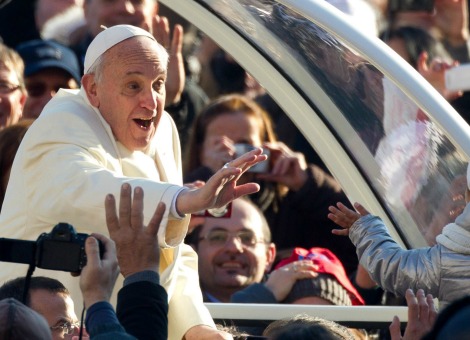Paus Franciscus in een pausmobiel