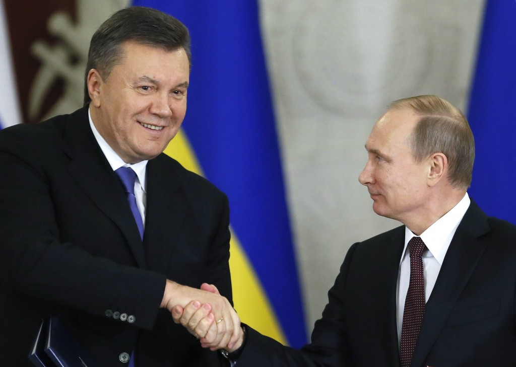 Ondanks felle tegenstand in eigen land heeft de Oekraïense president Viktor Janoekovitsj zich dinsdag in Moskou laten 'fêteren' door zijn Russische ambtgenoot Vladimir Poetin. Oekraïne krijgt een behoorlijk economisch steuntje in de rug van Rusland, spraken de leiders af. De prijs van Russisch gas voor Oekraïne gaat met ongeveer een derde naar beneden. Rusland koopt bovendien voor 15 miljard dollar (ongeveer 11 miljard euro) aan Oekraïense staatsobligaties. Poetin zei dat hij het zwaar door de crisis getroffen Oekraïne wil helpen. Oekraïne kampt met de derde recessie sinds 2008 en heeft zeker 7,3 miljard euro nodig om te voorkomen dat het land zijn betalingsverplichtingen niet kan nakomen. Onderhandelingen met het Internationaal Monetair Fonds over een lening van 10,9 miljard liepen eerder op niets uit. Russische invloedssfeer De oppositie in Oekraïne ziet er vooral een poging in om het Oost-Europese land binnen de Russische invloedssfeer te houden. Het aanhalen van de banden leidde tot woede onder de prowesterse demonstranten, die zich met duizenden verzamelden. Zij betogen al weken voor toenadering tot de Europese Unie in de hoofdstad Kiev. Janoekovitsj zag in november op het laatste moment af van de ondertekening van een associatieverdrag met de EU. Gesprekken met EU afgekapt Oekraïne en de EU waren de afgelopen week in gesprek over een overeenkomst over handel en andere samenwerking. Maar de EU kapte de onderhandelingen afgelopen weekend af. Oekraïne zou zich in de gesprekken bedienen van “onrealistische argumenten”, aldus de EU-commissaris voor Uitbreiding, Stefan Füle. Vorige week werd bekend dat Oekraïne een lening van 20 miljard euro wil in ruil voor het tekenen van het verdrag. De EU weigerde daarop in te gaan. Klitsjko: akkoord met Rusland is verraad De prowesterse oppositieleider en bokskampioen Vitali Klitsjko heeft de akkoorden van Janoekovitsj met het Kremlin zelfs als verraad van de hand gewezen. Klitsjko zei dat Janoekovitsj met de akkoorden die hij dinsdag in Moskou samen met president Vladimir Poetin van Rusland heeft getekend, "het nationaal belang, de onafhankelijkheid en de vooruitzichten voor een beter leven'' om zeep helpt. Janoekovitsj geeft zijn land als onderpand weg aan de Russen, vindt Klitsjko, die Janoekovitsj "in de ring'' wil ontmoeten. Het 42-jarige boksidool zal voorlopig alleen nog vechten voor een Europees Oekraïne. De Oekraïense zwaargewicht met een doctorstitel heeft volgens zijn management vrijwillig afstand gedaan van de WBC-titel. 'Dr. Ironfist' wil zijn politieke loopbaan als voorman van de democratisch hervormingspartij voorrang geven. Nieuwe gevechten in de boksring passen daar voor Klitsjko niet meer in.