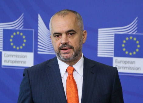 Niet alleen Nederland, ook andere EU-landen hebben moeite met het mogelijke kandidaat-lidmaatschap van voormalig communistische land Albanië. Onder meer Duitsland, Groot-Brittannië en Denemarken zijn terughoudend. Dat bleek dinsdag in Brussel tijdens een vergadering van EU-ministers. De Denen benadrukten dat Albanië nog iets langer moet aantonen dat het zijn best doet, bijvoorbeeld in de strijd tegen georganiseerde misdaad en corruptie. Een meerderheid in de Tweede Kamer vindt het nog te vroeg om Albanië de status van kandidaat-lid te geven. Volgens de Europese Commissie is het land er wel klaar voor. Maar Albanië is volgens de commissie nog niet rijp voor de volgende stap: onderhandelingen over toetreding. Aanpak corruptie onvoldoende De Tweede Kamer vindt dat Albanië ook niet onder voorwaarden de status in het vooruitzicht moet worden gesteld. Volgens de meerderheid is de aanpak van corruptie nog onvoldoende en moet de rechtsstaat verder worden versterkt. Het kabinet vindt dat Albanië de status nu nog niet moet krijgen, maar wel als het Balkanland in de loop van volgend jaar hiervoor klaar is. De meeste EU-landen vinden een kandidaat-lidmaatschap wenselijk, vooral om verdere hervormingen in Albanië te stimuleren en om het land te belonen voor de vooruitgang die is geboekt. Bij de vergadering in Brussel is dan ook besloten dat Tirana een "duidelijk perspectief" moet krijgen dat het in juni 2014 de kandidaat-status kan krijgen.