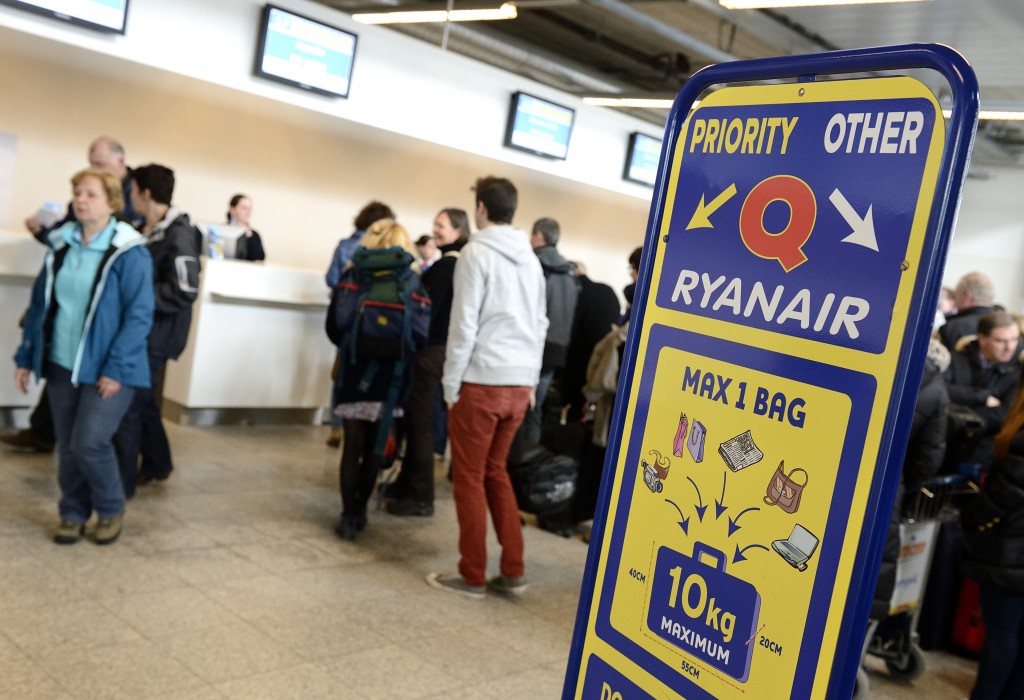 De Ierse luchtvaartmaatschappij Ryanair heeft de toeslag die passagiers moeten betalen om een extra koffer mee te mogen nemen, gehalveerd van 20 naar 10 euro. Dat maakte de prijsvechter maandag bekend. Ryanair staat erom bekend dat het weliswaar vliegreizen aanbiedt tegen zeer lage tarieven, maar dat het soms ook erg ver gaat om extra omzet uit zijn klanten te persen. Topman Michael O'Leary beloofde de aandeelhouders van Ryanair eerder dit jaar dat het bedrijf zou proberen de scherpe kantjes van dat imago af te halen. Zo werden eerder al de tarieven verlaagd voor reizigers die pas op de luchthaven een koffer aanmelden. Ook heeft Ryanair meer coulance beloofd met klanten die kleine foutjes maken in hun boeking, zoals een fout gespelde naam.