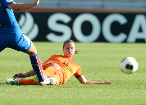 Een primeur in het Nederlandse vrouwenvoetbal. FC Twente-speelster Sherida Spitse maakt voor naar verluidt 25 duizend euro de overstap naar het Noorse Lillestrøm SK. FC Twente is daarmee de eerste club die verdient aan het vrouwenteam. Dat meldt Voetbal International maandag. Nederlandse vrouwen vertrokken al eerder naar het buitenland, maar nooit stond daar een vergoeding tegenover. Of de overgang was transfervrij of het was op basis van een amateurcontract. De 23-jarige Spitse maakte op haar zestiende al haar debuut voor het Nederlands elftal. Ze speelde vijf seizoenen voor SC Heerenveen en maakte vorig seizoen de overstap naar FC Twente. Er waren meerder clubs geïnteresseerd in de middenvelder, maar Lillestrøm was het concreetst. Spitse tekent een contract voor twee seizoenen. Lees ook Vrouwenvoetbal geen vetpot