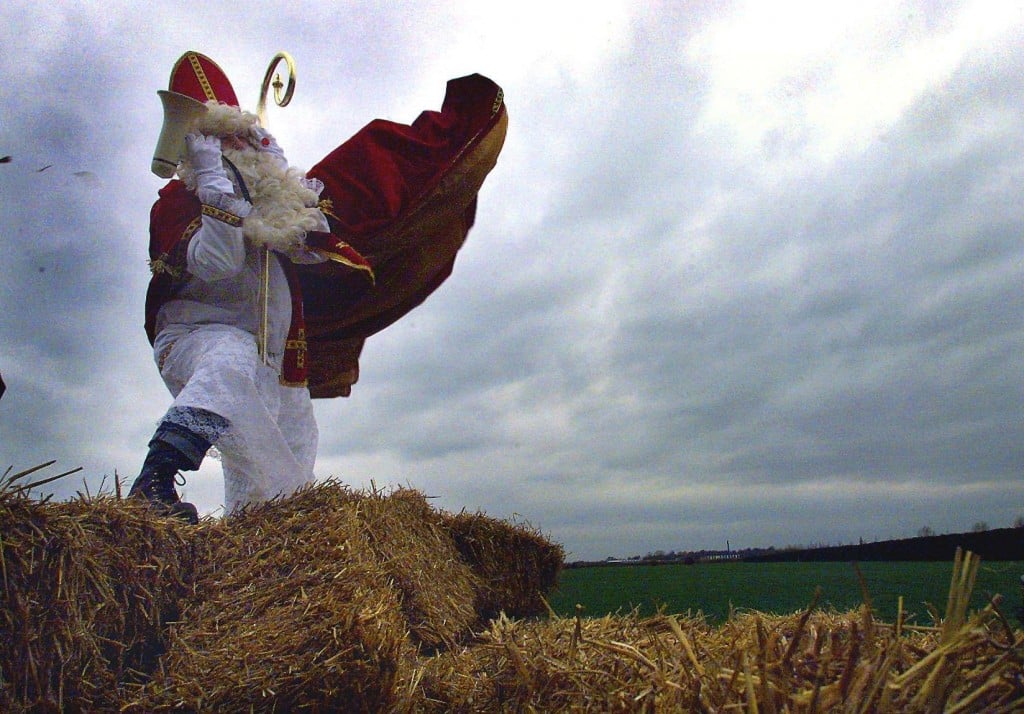 De storm die donderdag met sinterklaas wordt verwacht, begint al in de middag. Het KNMI heeft in verband hiermee inmiddels waarschuwingscode geel voor gevaarlijk weer afgegeven. Dat meldt het weerinstituut op de website. De waarschuwing geldt voor het hele land. Langs de kust staat een westerstorm (windkracht 9) en in het Waddengebied komt een zware tot mogelijk zeer zware storm te staan (windkracht 10 tot 11) . "Vanaf donderdagmiddag komen er zware tot zeer zware windstoten voor tussen 75 en 100 kilometer per uur. Aan de kust 100 tot 120 en in het Waddengebied mogelijk tot 130 kilometer per uur", meldt een woordvoerder van het weerinstituut. Pas aan het eind van pakjesavond en het begin van de nacht neemt de wind langzaam af. Hulpdiensten op scherp voor storm De politie op de Waddeneilanden Ameland en Terschelling heeft autobezitters opgeroepen om nu al hun auto's weg te halen bij de pieren en de lager gelegen parkeerplaatsen. Door de verwachte combinatie van storm en springtij wordt het zeewater opgestuwd en kunnen de parkeerplekken onder water komen te staan. De waarschuwing geldt tot in de nacht van vrijdag op zaterdag. De storm is vrijdagavond al in kracht afgenomen, maar het is dan nog wel springtij, aldus de politie. De politie op Terschelling adviseert om auto's niet op het Havenplein of langs de Willem Barentszkade te parkeren in verband met de verwachte hoge waterstanden. De politie op Ameland liet woensdag al via Twitter weten: "Auto's vandaag nog verplaatsen naar hoger gelegen parkeerplaats.'' Rederij Doeksen heeft uit voorzorg enkele vaarten op donderdag van Harlingen naar Terschelling en Vlieland en vice versa laten vervallen. Andere afvaarten vertrekken eerder of later, zo meldt de rederij. Afhankelijk van hoe de storm zich ontwikkelt, wordt het vaarschema mogelijk verder aangepast. De Kustwacht in Den Helder houdt extra mensen achter de hand en heeft een waarschuwing doen uitgaan naar de scheepvaart.