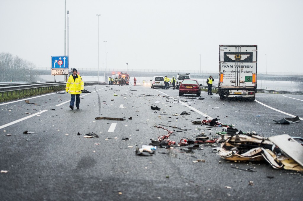 Knooppunt Terbregseplein bij Rotterdam is het grootste knelpunt van de Nederlandse snelwegen. De grootste probleemplek van vorig jaar, knooppunt Ewijk op de A50, staat niet langer op één. De filedruk werd er minder door de verbreding van de weg bij de Waalbrug. Dat blijkt uit voorlopige cijfers die de VerkeersInformatieDienst dinsdag naar buiten bracht. De definitieve cijfers komen op 1 januari. De totale filedruk (lengte maal duur) daalde in 2013 met ruim 8 procent. In 2012 was de druk met 16 procent gezakt, het jaar ervoor met 24 procent. Volgens de VID is er minder filedruk doordat er extra bredere snelwegen en nieuwe tunnels zijn aangelegd. Door de aanleg van asfalt ontstaan er ook nieuwe knelpunten. Het verkeer rijdt nu soepeler langs de oude probleemlocaties, maar loopt verderop alsnog vast. Knooppunt Rijnsweerd bij de Utrecht, waar de A28 ophoudt, is een voorbeeld daarvan. ,,Daar waar voorheen het knooppunt Hoevelaken nog als een trechter werkte, kan het knooppunt Rijnsweerd de huidige verkeersstroom niet meer aan'', aldus de VID. Op de A12 zijn twee nieuwe knelpunten: bij Arnhem en bij Den Haag. De VID denkt dat de daling van de filedruk tot stilstand komt. De meeste wegenprojecten zijn inmiddels al terug te zien in de cijfers. In oktober en november lag de druk bovendien hoger dan in dezelfde maanden vorig jaar. Het regende hard in de maanden, maar dat kan volgens de VID de stijging niet verklaren. De drukste dag was 15 januari. Door sneeuwval stond toen 929 kilometer file. Een overzicht van de 10 locaties waar de meeste problemen zijn: 1. Knooppunt Terbregseplein, van Hoek van Holland naar Gouda. Snelweg A20. Stond vorig jaar op de 2e plaats. 2. Knooppunt Ewijk, van Arnhem naar Oss. A50. Vorig jaar 1e. 3. Moordrecht, van Hoek van Holland naar Gouda. Snelweg A20. Vorig jaar 16e. 4. Knooppunt Terbregseplein, het gedeelte op de A16 van Breda naar Rotterdam. Vorig jaar 8e. 5. Badhoevedorp, op de A9 van Alkmaar naar Amstelveen. Nieuw op de lijst. De filedruk steeg er met meer dan 275 procent. 6. De Merwedebrug op de A27 van Gorinchem naar Breda. Stond vorig jaar 15e. 7. Knooppunt Kleinpolderplein, van Rijswijk naar Rotterdam. Snelweg A13. Ook vorig jaar 7e. 8. Eembrugge, op de A1 van Amsterdam naar Amersfoort. Stond vorig jaar 12e. 9. Knooppunt Vaanplein, op de A15 van Rozenburg naar Ridderkerk. Stond vorig jaar 3e. 10. Rotterdam-Centrum, op de A20 van Gouda naar Hoek van Holland. Stond vorig jaar 19e.