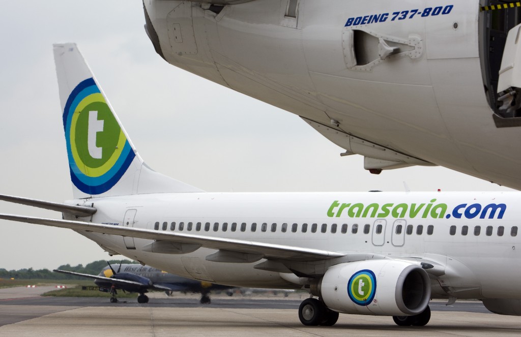 De onderhandelingen tussen Transavia en de vakbonden voor een nieuwe cao voor het grondpersoneel zijn vastgelopen. Dat heeft FNV Bondgenoten donderdag bekendgemaakt. De vakbonden dreigen met acties. Transavia weigert te praten over een structurele loonsverhoging voor het personeel, zegt FNV. De bonden hebben de luchtvaartmaatschappij daarom een ultimatum gesteld. Als Transavia niet voor 31 december reageert, volgen er mogelijk acties. De vakbonden eisen een loonsverhoging van 2,75 procent voor de duur van 1 jaar. Bij Transavia werkt 500 man grondpersoneel, dat zich onder andere bezighoudt met de afhandeling van bagage en passagiers. Bij Transavia was niemand bereikbaar voor commentaar. De KLM-dochter ligt ook al in de clinch met de vakbonden voor het cabinepersoneel omdat de maatschappij het personeel geen loonsverhoging wil geven. Vakbond De Unie gaf onlangs aan dat de nullijn niet te verkopen is aan de werknemers van een luchtvaartmaatschappij, waarbij het passagiersvervoer het afgelopen jaar met 20 procent is gestegen en de productiviteit met 10 procent is toegenomen. Ook bij moedermaatschappij KLM heerst onrust onder het personeel.