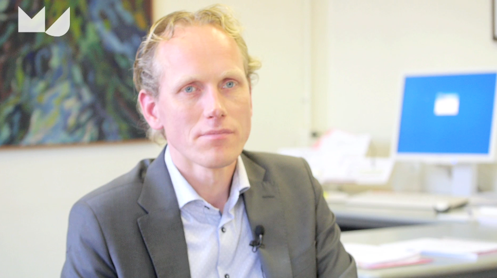 Het Centraal Planbureau houdt vast aan zijn huidige model om voorspellingen te doen over de economie. Maar dat wordt wel aangepast, mede om meer grip te krijgen op vermogens en schulden van huishoudens. Dat stelt Albert van der Horst, hoofd sector Macro-Analyse van het Centraal Planbureau (CPB) in een interview met discussieplatform Me Judice. Het CPB heeft het eigen macro-economische model voor de economie kritisch bekeken, maar ziet vooralsnog geen bruikbare alternatieven die zowel voorspellingen doen over de economie in brede zin als over het fiscale beleid van de overheid. Vermogens huishoudens zwart gat in CPB-model Van der Horst erkent dat het huidige model van het CPB tekortkomingen kent. Zo heeft het Planbureau "geen gelukkige hand" gehad bij het voorspellen van de invloed van vermogensontwikkelingen op de bestedingen. Hierbij kan gedacht worden aan het effect van stijgende en dalende huizenprijzen op de bestedingen van huishoudens, alsook de invloed van hypotheekschulden. Het Planbureau wil de invloed van vermogens in de toekomst meenemen in het model, maar omdat er nog veel onduidelijkheid is over de manier waarop dit het beste kan gebeuren, duurt het waarschijnlijk een aantal jaren voor het zover is. Zie het video-interview van Me Judice met Albert van der Horst. Lees ook Mathijs Bouman: gaan er in 2014 nog banen verloren, zoals het CPB voorspelt?