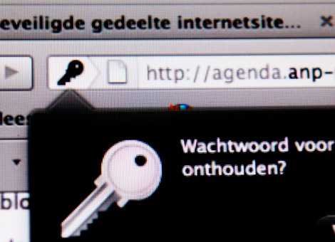 Nieuw wachtwoord nodig? Je kunt vanaf nu terecht bij de 11-jarige Mira Modi, een meisje dat in New York wachtwoorden genereert met dobbelstenen, ze opschrijft en per post naar je opstuurt. Je kent het wel: bij het aanmaken van een account voor een internetdienst moet je een wachtwoord verzinnen. Om maar snel te beginnen met waarvoor je écht op de site kwam, gebruik je er maar eentje die je ook al voor tien andere sites verkozen had. Daar komt nu een einde aan, want je kunt bij een 11-jarig meisje in New York een wachtwoord kopen. Dat je zelf niets hoeft te verzinnen, is een miniem voordeel. De 2 dollar kostende passwords zijn ook cryptografisch moeilijk te breken. Modi gebruikt het systeem Diceware om de wachtwoorden te genereren. Met zes dobbelstenen komt ze uit bij woorden op een lijst die daardoor willekeurig achter elkaar geplakt worden. In het Nederlands kom je dan bijvoorbeeld uit op "vraag wei blij flair dictie drank", uiteraard zonder spaties. Deze woorden hebben nauwelijks een relatie met elkaar en zijn daardoor lastiger te kraken als wachtwoord. "Goede wachtwoorden zijn belangrijk", zegt Modi tegen ArsTechnica. "Er zijn tegenwoordig zulke goede computers, mensen kunnen alles hacken en ook erg snel." Het voordeel van een Diceware-wachtwoord is dat ze - na een beetje oefenen - best goed te onthouden zijn, of in elk geval makkelijker dan het gedateerde en koddige ezelsbruggetje ding-flof-bips. Toch valt er nog wel het een en ander af te dingen of de methode die Modi gebruikt. Zo valt het aan te raden om een wachtwoord te maken met zowel hoofdletter als kleine letters, cijfers en speciale tekens. Daarnaast is het het veiligst om niet telkens hetzelfde wachtwoord te gebruiken voor elke online service. Koop je tien verschillende passwords bij Modi, dan ben je twintig dollar kwijt. Dat kan goedkoper.