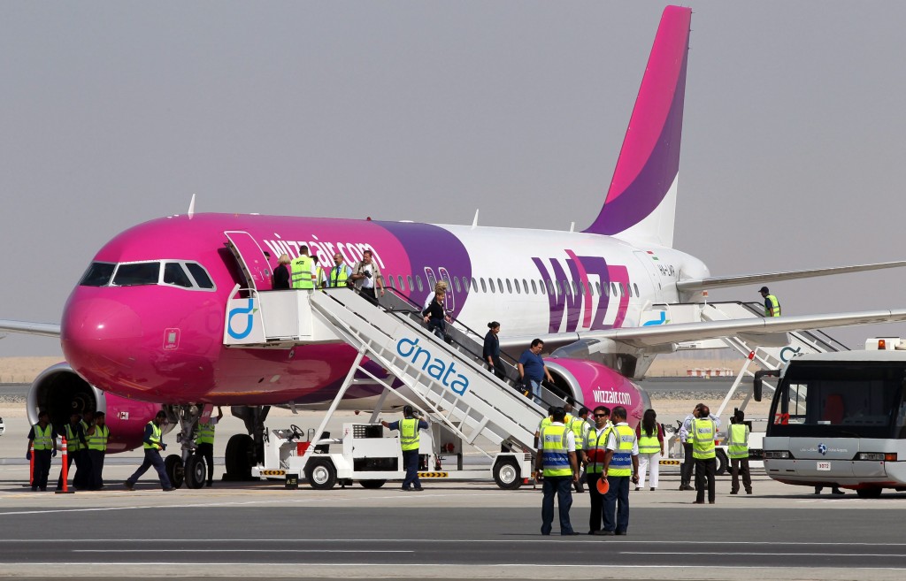 Luchtvaartmaatschappij Wizz Air heeft de winst afgelopen boekjaar ruimschoots verdubbeld tot 183 miljoen euro. Dat maakte de van oorsprong Hongaarse prijsvechter, die dit voorjaar in Londen naar de beurs ging, woensdag bekend. Wizz Air vervoerde in het eind maart afgesloten boekjaar 16,5 miljoen passagiers, tegen 13,9 miljoen in het voorgaande jaar. De omzet uit de ticketverkoop nam met een vijfde toe tot 794 miljoen euro. De opbrengsten uit de verkoop van bijvoorbeeld drankjes en broodjes aan boord steeg met bijna een kwart tot 434 miljoen euro. Met name de lagere brandstofrekening hielp de winst flink vooruit. De vliegkosten namen daardoor met 3 procent af. Omdat de daling van de kerosineprijs inmiddels wordt doorberekend in lagere ticketprijzen, verwacht het bedrijf dit jaar geen voordelig effect meer op de resultaten. Wel wordt opnieuw een aanzienlijke winstgroei voorzien. De vliegtuigen van Wizz Air zaten afgelopen jaar gemiddeld voor 86,7 procent vol. Dat is op jaarbasis een verbetering met 1 procentpunt. De bezettingsgraad is wel wat lager dan bij concurrenten als Ryanair, easyJet en Transavia. Het in 2003 opgerichte Wizz Air biedt vanaf zo'n twintig uitvalsbases in Oost-Europa goedkope vluchten aan naar bestemmingen in Europa en net daarbuiten. In Nederland is het bedrijf vooral actief op Eindhoven Airport.