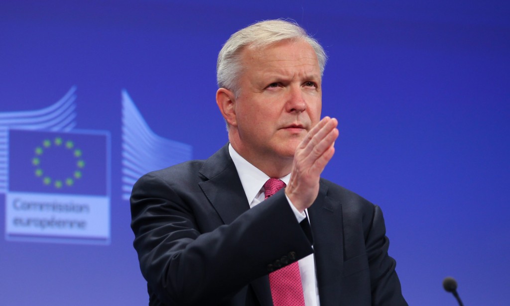 Er zijn geen redenen om Frankrijk nog meer tijd te geven om het begrotingstekort terug te dringen. Dat heeft Europees commissaris Olli Rehn zaterdag gezegd in een interview met persbureau Reuters. "Een nieuwe verlenging kan alleen maar worden gerechtvaardigd bij onverwachte economische gebeurtenissen, met nadelige gevolgen voor de overheidsfinanciën. Dat is niet het geval. In tegendeel, de eurozone heeft een economisch herstel doorgemaakt", aldus Rehn. Beleidsmakers moeten hun lessen trekken uit de kredietcrisis en zich houden aan afspraken, benadrukte hij. Frankrijk tornt aan begrotingsregels Parijs kreeg juni vorig jaar twee jaar extra de tijd van Brussel om het tekort onder de Europese norm van 3 procent te brengen. Dit jaar komt het begrotingstekort van Frankrijk volgens schattingen van de Europese Commissie uit op 4 procent. De nieuwbakken Franse minister van Financiën Michel Sapin zei eerder deze week dat hij opnieuw met Brussel om de tafel wil om te praten over de deadlines die voor het terugdringen van begrotingstekorten zijn gesteld. Volgens de minister loopt er een dunne lijn tussen begrotingsdiscipline en te veel bezuinigingen waardoor economisch herstel in de kiem gesmoord wordt.