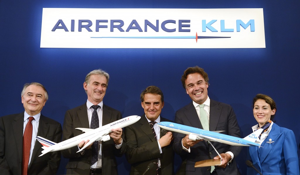 De staking door het Franse pilotenkorps zal de brutowinst (ebitda) van Air France-KLM dit jaar met maximaal 500 miljoen euro drukken. Dat maakte de Frans-Nederlandse luchtvaartgroep woensdag bekend. Begin juli voorspelde het bedrijf nog een brutowinst tussen de 2,2 en 2,3 miljard euro. Een flink deel van de piloten van Air France legde afgelopen maand 2 weken het werk neer uit protest tegen nieuwe bezuinigingsplannen. Daardoor kwam grofweg de helft van de vluchten in die periode te vervallen. De staking drukt de operationele winst in het derde kwartaal met 320 tot 350 miljoen euro. In dat bedrag zijn gederfde inkomsten meegerekend, gecorrigeerd voor de lagere uitgaven aan bijvoorbeeld brandstof, plus alle extra kosten die Air France heeft moeten maken. ,,Wij hebben bijvoorbeeld passagiers moeten onderbrengen bij concurrerende maatschappijen'', zei financieel directeur Pierre-François Riolacci in een toelichting. ,,De kosten daarvan zijn ook meegewogen.'' Daarnaast krijgt Air France de komende tijd waarschijnlijk te maken met minder volle vliegtuigen, doordat de boekingen voor de maanden oktober tot en met januari achterlopen. ,,Wij zullen deels een inhaalslag maken'', zei Riolacci. ,,Maar in welke mate is moeilijk te voorspellen.'' Daarbij houdt de luchtvaartmaatschappij er ook rekening mee dat zij de prijzen zal moeten verlagen om verloren klanten terug aan boord te krijgen. De exacte kosten laten zich evenwel moeilijk inschatten, omdat de verkopen ook los van de staking al onder druk stonden. De genoemde bedragen zijn gebaseerd op aannames, zei Riolacci. Op de stand van zaken in de onderhandelingen met de Franse bonden, wilde Riolacci niet ingaan. Wel zei hij dat Air France voorlopig geen rekening houdt met nieuwe acties. ,,We hebben geen aanwijzingen dat die op stapel staan.'' Door de staking bij Air France lag het totale passagiersvervoer van Air France-KLM in september bijna 16 procent lager dan een jaar eerder. Bij KLM was sprake van groei, zei Riolacci, zonder precieze cijfers te geven. De cijfers van de Nederlandse tak wijzen wel op onverminderd lastige marktomstandigheden, zei de bestuurder.