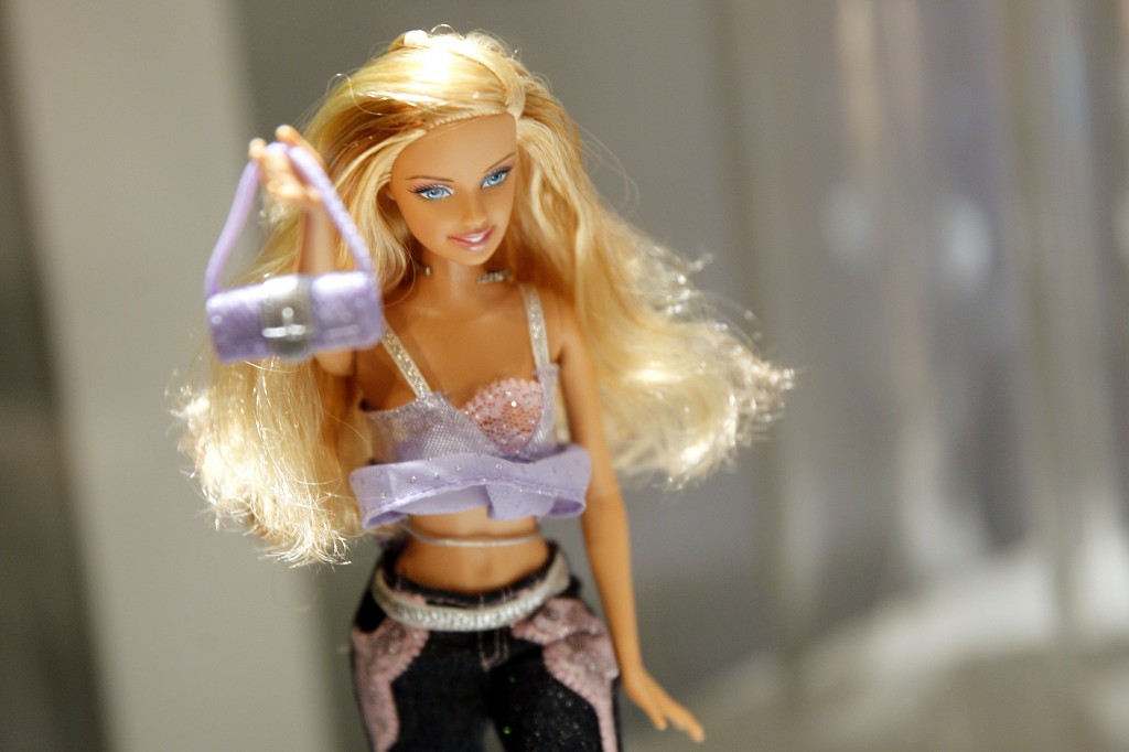Speelgoedfabrikant Mattel heeft een boek over Barbie met de titel 'Ik kan computerprogrammeur worden' van webwinkel Amazon verwijderd na vernietigende kritieken. Volgens de Amerikaanse techsite Techcrunch doet Barbie zich in het boek voor als een slimme computerprogrammeur. Maar als ze aan de slag moet, zegt ze dat ze eigenlijk liever dingen ontwerpt. Uiteindelijk schieten twee mannen, genaamd Steve en Brian, haar telkens te hulp met het echte programmeerwerk. In een ander hoofdstuk plaatst Barbie een USB-stick in de computer van Skipper, een ander personage in het boek. De computer loopt vast en doordat Barbie geen backup heeft gemaakt is Skipper al zijn huiswerk en muziek kwijt. Gelukkig zijn codekloppers Steve en Brian er ook deze keer weer om haar te hulp te schieten. Negatieve reacties Disney-blogger Pamela Ribon was de eerste die over het Barbie-boek schreef op haar eigen blog en op techblog Gizmodo. Haar stuk veroorzaakte een stroom van negatieve reacties op Twitter. Een reactie van Mattel kon niet uitblijven. De speelgoedfabrikant liet via zijn Facebookpagina weten dat het boek in 2010 is gepubliceerd dan dat recentere boeken over Barbie een nadere insteek hebben. De hoofdstukken die Ribon beschrijft staan volgens Mattel niet voor de boodschap die het met Barbie wil overbrengen. Mattel wil juist dat de pop een mondig persoon is die jonge meisjes inspireert en ze het idee meegeeft dat ze in een wereld leven zonder beperkingen. Barbie gaat liever winkelen dan huiswerk maken Het boek is niet de enige misser die Mattel maakte met Barbie. In 1992 bracht de speelgoedgigant een pratende Barbie op de markt die zinnen sprak als 'ik heb een hekel aan wiskunde' en 'ik wil winkelen'. In 2000 deed het bedrijf een poging om het imago van Barbie te veranderen: ze kreeg meer vet op de botten en verscheen in serieuzere gedaanten als arts, advocate en astronaut. Maar in 2009, toen Totally Tattoo Barbie verscheen, een Barbie die je volledig naar je persoonlijke smaak kon stylen, ging het weer helemaal mis. Barbie, in haar oude gedaante met smalle heupen en grote borsten, zou tienermeisjes een verkeerde indruk geven over hoe ze eruit moeten zien. Als reactie op de dunne Barbie bracht ontwerper Nicolay Lamm eerder dit jaar een alternatief voor de populaire pop van Mattel op de markt. Via Kickstarter haalde hij geld op voor een meisjespop met 'normale' lichaamsafmetingen.