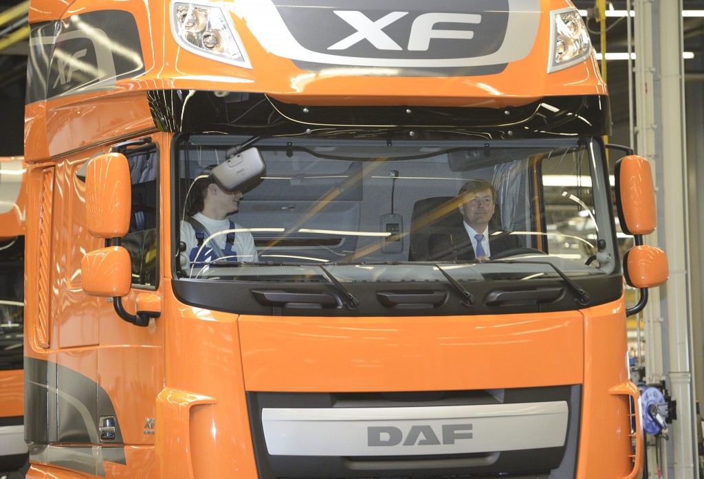 Vrachtwagenfabrikant Paccar heeft vorig jaar een recordomzet gedraaid van 17,1 miljard dollar (12,7 miljard euro), een fractie meer dan in 2012. Ook de nettowinst nam licht toe tot 1,2 miljard dollar. Dat maakte het Amerikaanse moederbedrijf van DAF vrijdag bekend. Vooral in Europa steeg de afzet van vrachtwagens ten opzichte van het voorgaande jaar. Mede daardoor slaagde Paccar erin de op twee na hoogste winst uit zijn geschiedenis te behalen. Topman Mark Pigott wees erop dat het bedrijf voor het 75e jaar op rij onder de streep een positief resultaat overhield. DAF zag zijn marktaandeel in Europa wat betreft trucks boven de 16 ton toenemen tot een niet eerder vertoonde 16,2 procent. In dat segment wist de van oorsprong Nederlandse fabrikant het afgelopen jaar 240.800 vrachtwagens te slijten.