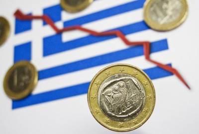 De Griekse aandelenbeurs stond donderdagochtend fors in het rood. De beslissing van de Europese Centrale Bank (ECB) om Grieks schuldpapier niet meer als onderpand te accepteren, zorgde voor een mineurstemming op de beursvloer in Athene. De Athens Stock Exchange stond omstreeks 09.55 uur 8,7 procent in het rood. Het besluit van de ECB maakt het voor banken in het land veel moeilijker, zo niet onmogelijk, om nog geld te lenen bij de centrale bank. Wel kunnen ze via een apart financieringsprogramma, dat de naam Emergency Liquidity Assistance draagt, nog wel geld krijgen. De stap van de ECB overviel woensdagavond de financiële markten. Aandelen van financiële bedrijven waren de gebeten hond, zo kelderden National Bank of Greece en Piraeus Bank tot 27 procent in waarde.