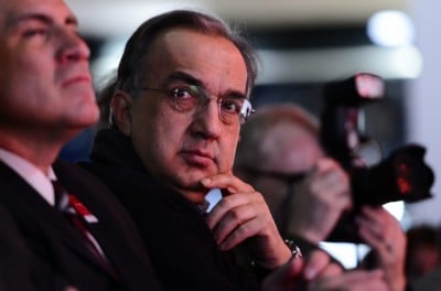 Alfa Romeo wordt een zelfstandig onderdeel van het Fiat-concern, net als Ferrari. Er wordt tegelijkertijd fors in het merk geïnvesteerd. De komende jaren verschijnen er liefst ze nieuwe modellen. Dat zal Sergio Marchionne op 6 mei aankondigen volgens bronnen bij Automotive News. Op die datum onthult Marchionne zijn plannen voor de toekomst van Alfa Romeo. Het roemruchte Italiaanse automerk is hard toe aan een nieuwe toekomstvisie, want vorig jaar liepen de verkopen terug tot 74.000 auto’s, het laagste niveau sinds de jaren zestig. Om het tij te keren zou Marchionne Alfa Romeo willen verzelfstandigen. Vanaf 2016 komen er in totaal zes nieuwe modellen aan die allemaal achter- of vierwielaandrijving zullen krijgen. Een compacte SUV en een middenklasse sedan zullen worden gebouwd in de Fiat-fabriek in Cassino, een grote sedan en een grotere SUV staan voor Mirafiori op het programma. Verder komen er een grote coupé en een tweezits roadster. De sterkste versies krijgen een V6-motor die is ontwikkeld door Ferrari, maar er wordt ook hoog ingezet op de 1750 turbo-benzinemotor uit de 4C. De dieselmotoren komen van VM Motori, dat ook onderdeel is van het Fiat-concern. Meer autonieuws op Carros.nl