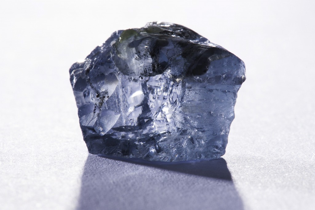 In Zuid-Afrika is opnieuw een ongewoon grote en kostbare blauwe diamant gevonden. De edelsteen van 29,6 karaat heeft een waarde van omgerekend bijna 15 miljoen euro. Dat zo meldde het mijnbedrijf Petra Diamonds in Pretoria woensdag. De diamant is ontdekt in de Cullinan-mijn ten noordwesten van Pretoria. In deze mijn zijn al honderden blauwe diamanten gevonden, een zeldzame diamantsoort. Heel soms zit daar een groter exemplaar tussen. Volgens het bedrijf is de nu gevonden steen een van de meest bijzondere, aldus de BBC. De laatste grote diamant die het bedrijf vond, was een 25,5 karaat blauwe diamant. Die werd vorig jaar verkocht voor omgerekend bijna 12,5 miljoen euro. Petra Diamonds exploiteert de mijn sinds 2008.