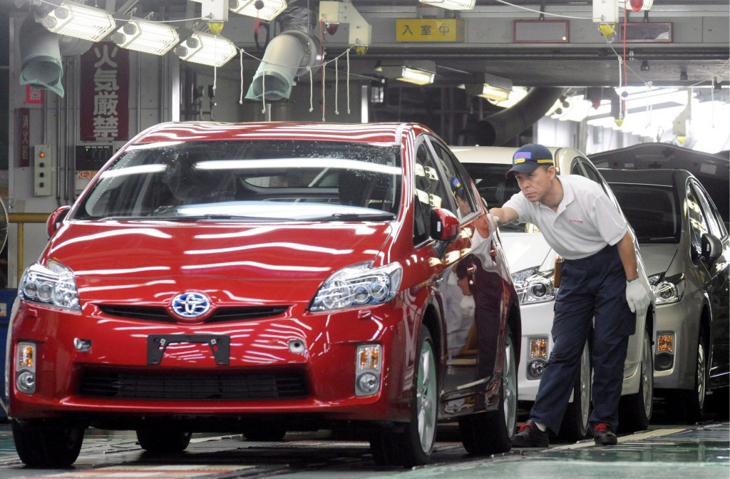 Het Japanse autoconcern Toyota Motor heeft in 2013 zijn productie (inclusief dochterbedrijven Daihatsu en Hino) verhoogd tot 10,1 miljoen voertuigen, een stijging van 2,1 procent in vergelijking met een jaar eerder. Dat maakte Toyota woensdag bekend. Daarmee is het bedrijf de eerste autofabrikant die meer dan 10 miljoen voertuigen per jaar heeft geproduceerd. De productie in Japan steeg vorig jaar met 2,9 procent naar 4,29 miljoen voertuigen en de productie buiten Japan nam met 6,1 procent toe tot 5,8 miljoen stuks. Eerder maakte Toyota al bekend dat de wereldwijde verkoop vorig jaar met 2,4 procent is gestegen tot 9,98 miljoen voertuigen, waarmee Toyota voor het tweede jaar op rij 's werelds grootste autofabrikant is. Dit jaar mikt Toyota op een verkoop van 10,3 miljoen voertuigen.