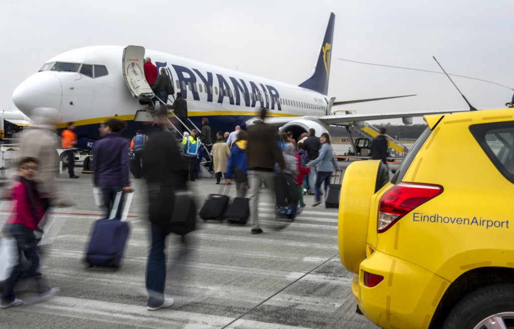 Eindhoven Airport heeft in de eerste helft van dit jaar 1,82 miljoen passagiers vervoerd, 18 procent meer vergeleken met dezelfde periode vorig jaar. Dat maakte de regionale luchthaven maandag bekend. Het vliegveld schrijft de passagiersgroei vooral toe aan een toename van het aantal bestemmingen. In het eerste halfjaar werd naar 67 bestemmingen gevlogen, 4 meer dan in 2013. Daarnaast is de gemiddelde vliegtuigcapaciteit iets groter dan vorig jaar, terwijl de bezettingsgraad per vlucht toenam. Ook profiteerde het vliegveld van de uitbreiding van een terminal, de komst van een hotel en de vestiging van twee thuisbases van Transavia en Ryanair. Eindhoven Airport verwacht over heel 2014 ruim 3,8 miljoen passagiers te vervoeren, een groei van 13 procent vergeleken met vorig jaar. Eerder ging de luchthaven uit van 3,7 miljoen passagiers. Er worden dit jaar naar verwachting 29.000 vluchten uitgevoerd, tegen 26.508 vorig jaar.