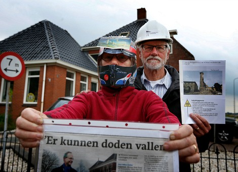 De veiligheid van inwoners van de provincie Groningen speelde geen rol bij de besluitvorming tot 2013 over de winning van aardgas in hun provincie. Dat blijkt uit het woensdag gepubliceerde rapport van de Onderzoeksraad voor de Veiligheid. Deze conclusie stond ook al in een conceptrapport dat in januari uitlekte. Volgens de onderzoeksraad is niet zorgvuldig omgegaan met de veiligheid van inwoners van de provincie. Gaswinning op eerste plaats De raad onderzocht de besluitvorming rond de gaswinning in Groningen in de periode vanaf de ontdekking van het gasveld in 1959 tot 2014. Betrokken partijen waren onder meer het ministerie van Economische Zaken, Shell en GasTerra. Zij beschouwden risico's voor inwoners vooral als schaderisico dat vergoed kon worden en "het veiligheidsrisico achtten zij verwaarloosbaar", schrijft de onderzoeksraad. Het belang van de winning stond op de eerste plaats, aldus de raad. Belangrijkere rol veiligheid De onderzoeksraad doet in zijn rapport een aantal aanbevelingen. Zo moeten de bij de gaswinning betrokken partijen erkennen dat ze tot 2013 niet zorgvuldig zijn omgegaan met de veiligheid van burgers in Groningen. Ook moet vanaf nu de veiligheid van de inwoners een belangrijke rol spelen bij besluiten over gaswinning, vindt de raad. Kabinet draait gaskraan voorlopig iets dicht Vorige week maakte minister Kamp van Economische Zaken bekend dat de gaswinning in de eerste helft van dit jaar wordt verlaagd van 22 naar 16,5 miljard kuub. In juli bekijkt de minister of de productie na de zomer ook omlaag kan, zodat ze over heel 2015 uitkomt op circa 35 miljard kuub. Maar Kamp wil zo nodig kunnen blijven vasthouden aan de eerdere afspraak van 39,4 miljard kuub. De oppositie eiste tijdens een stevig Kamerdebat dat Kamp nu al de toezegging deed om voor het hele jaar minder gas te winnen, maar de minister gaf geen krimp. Hij wees erop dat het gasplafond al een aantal malen is verlaagd en dat de Groningers nu uitzicht hebben op een nieuwe reductie. Volgend jaar overweegt de minister meer gas in importeren, waardoor de productie in Groningen nog verder kan dalen. Meer bezuinigingen? Ondertussen zou de strijd om de gaswinning in Groningen de verhoudingen in de coalitie van VVD en PvdA op scherp zetten. De VVD eist dat de PvdA instemt met nieuwe miljardenbezuinigingen als het gasplafond definitief omlaag gaat, om de mindere gasinkomsten te compenseren, zo bevestigden bronnen rond het kabinet aan de Volkskrant. Bronnen rond de coalitie houden er rekening mee dat de het dichtdraaien van de gaskraan en het dalen van de inkomsten door een lagere gasprijs in totaal een gat van meer dan 2 miljard euro in de begroting van dit jaar kan slaan. Het besluit van afgelopen december om de gaskraan al deels dicht te draaien scheelt de overheid 700 miljoen aan inkomsten. Als in juli besloten wordt de gaswinning nog verder te stoppen, kost dat nog eens 1 miljard euro. Omdat de gasprijzen wereldwijd dalen, verdient de Staat ook minder op de gasproductie. Dat zou gaan om enkele honderden miljoenen. Opgeteld ruim 2 miljard. Hoe dat wordt opgelost moet in het voorjaar blijken, als alle mee- en tegenvallers bekend zijn. De VVD zou de tegenvallers dus willen compenseren met bezuinigingen.