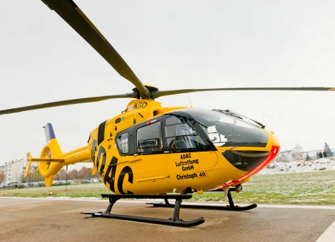 Een nieuw schandaal bij automobielclub ADAC. Volgens het blad Stern gebruikte ADAC-voorzitter Peter Meyer regelmatig een traumahelicopter voor dienstreizen. De ADAC heeft dit inmiddels bevestigd. Het zou afgelopen tien jaar tegen de dertig keer gebeurd zijn. Zorgverzekeringen die meebetalen aan de helikopter wisten nergens van. Met dit nieuwe schandaal wordt de druk op de Duitse wegenwacht verhoogd. De afgelopen week beheerste de ADAC al de Duitse media wegens het vervalsen van ledenverkiezingen om de ‘lievelingsauto van Duitsland’, die Gelben Engel genaamd. Dat schandaal kon nog worden afgewenteld op de man die verantwoordelijk was voor de verkiezingen. Hoofd afdeling communicatie Michael Ramstetter vervalste de stemmen. Niet 34.299 mensen hadden op de winnaar VW Golf gestemd, maar slechts 3.409. Veel te weinig, vond Ramstetter, die vervolgens het getal ongeveer vertienvoudigde. Betaald door regering en zorgverzekering Nu blijkt dat voorzitter Peter Meyer de traumahelikopter voor dienstreisjes gebruikte, kan dat in het verkeerde keelgat schieten bij veel van de 19 miljoen leden van de ADAC. De helikopter is betaald van bijdragen van de regering en verzekeringsmaatschappijen, bijdragen van ADAC-leden en met giften. Ontoelaatbaar De bond van zorgverzekeraars (VdEK) had geen idee van de dienstreizen van Meyer per helikopter, meldt Stern. Als de kosten van de vluchten afgeboekt zijn als ‘algemene kosten’ bij de onderhandelingen met de zorgverzekeringen, dan is dat ‘ontoelaatbaar’, aldus een woordvoerder van de bond. Volgens Stern is er zeker één concreet geval te noemen van 27 juni 2003 waar de Duitse wegenwacht de vlucht zelf heeft betaald. Toen vloog de voorzitter eerst naar de Hamburgse haven en landde direct bij de visveiling, waar de ‘Dag van de Verkeersveiligheid’ werd gehouden. Vervolgens vloog hij naar een bijeenkomst voor autodeskundigen in Wolfsburg en van daar weer verder. Vergunning De ADAC beschikt over 51 traumahelicopters en mag bij zware ongevallen buiten vliegvelden landen. Maar dat geldt niet voor obligaat personenvervoer, bevestigt de luchtvaartautoriteit van Zuid-Beieren. Volgens de ADAC was er in dit geval een vergunning verleend. Kostenbesparing ADAC heeft in een reactie laten weten dat het gebruik maken van de traumahelicopter voor de top van de wegenwacht in sommige gevallen geoorloofd is. “Er mag dan alleen gebruik worden gemaakt van reservehelicopters en dat doen we dan juist om kosten te besparen.”