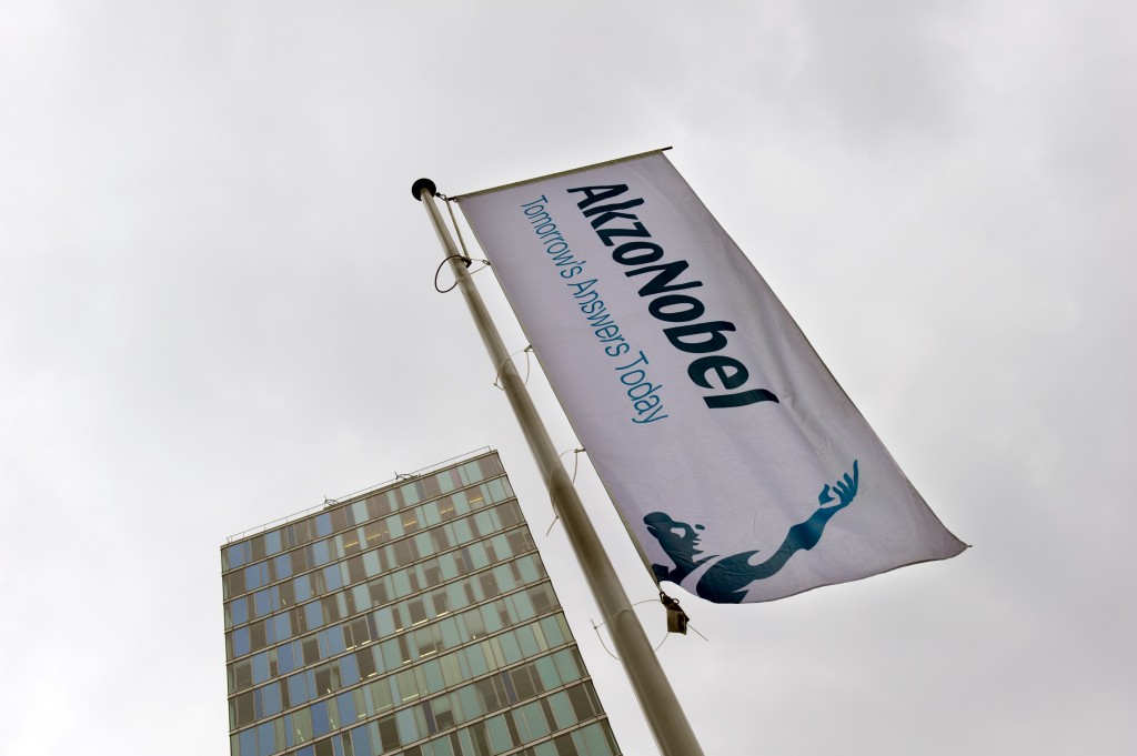 AkzoNobel overweegt zijn fabriek in Deventer tijdelijk geheel te sluiten vanwege de aanhoudende stakingsacties van het personeel. Dat bevestigde een woordvoerder van het bedrijf vrijdag. Werknemers van de fabriek voeren al een tijdlang actie tegen het besluit van Akzo om de fabriek in Deventer op termijn te sluiten. Het verf- en chemieconcern wil de productie in de komende 3 jaar verplaatsen naar fabrieken in Europa, Noord-Amerika en China.