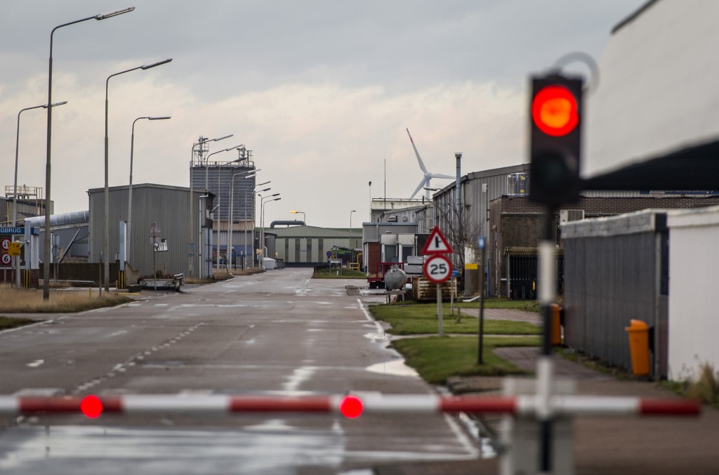 Minister Henk Kamp van Economische Zaken ziet op dit moment geen mogelijkheden bij te dragen aan een doorstart van de failliete aluminiumsmelter Aldel in Delfzijl. Hij schrijft dat woensdag in een brief aan de Tweede Kamer, in reactie op een reddingsplan van Groningse ondernemers en de provincie Groningen. Het plan biedt volgens Kamp "op dit moment geen aanknopingspunten'' om een doorstart van het bedrijf te bewerkstelligen. Hij wijst er nogmaals op dat de problemen bij Aldel ook niet alleen komen door de hoge energieprijzen. Het bedrijf leed al langer verlies door sterk gedaalde aluminiumprijzen, aldus de minister. In het reddingsplan vroegen ondernemers uit de regio Eemsdelta en de provincie Groningen Kamp om een subsidie van 40 tot 50 miljoen per jaar om de warmtekrachtcentrale Delesto in het Chemie Park Delfzijl weer op te starten. Delesto zou vervolgens goedkope stroom kunnen leveren waarmee industriebedrijven in de regio die veel energie gebruiken, beter kunnen concurreren met het buitenland. Aldel zou dan vanaf 2016 gebruik kunnen maken van goedkope stroom die via een nog aan te leggen stroomkabel uit Duitsland binnenkomt. Maar Kamp kan onvoldoende met het plan uit de voeten. Hij wijst erop dat hij volgens Europese regels over staatssteun niets mag doen dat er toe zou leiden dat bepaalde bedrijven bevoordeeld worden doordat zij goedkopere energie kunnen afnemen dan de in Nederland geldende marktprijs, als die prijs op een niet-marktconforme manier tot stand komt. Door het faillissement van Aldel verliezen 800 mensen hun baan. Kamp schrijft de Tweede Kamer dat hij bereid blijft serieus te kijken naar voorstellen van de curator voor een doorstart. Hij debatteert woensdagmiddag met de Kamer over Aldel. "Een gemiste kans'', noemt Patrick Brouns, directeur van de Samenwerkende Bedrijven Eemsdelta (SBE), de reactie van Kamp. "Het is teleurstellend. Ik hoop dat de Kamerleden Kamp nog op andere gedachten kunnen brengen. Zo niet, dan moeten we ons er eens op beraden hoe het nu verder moet.'' Curator Erik Eshuis spreekt ook van een "teleurstelling''. Volgens hem wordt het lastig om nog andere opties voor een doorstart te vinden. De Groningse gedeputeerde Yvonne van Mastrigt wil pas woensdagavond, na het debat in de Tweede Kamer, reageren.