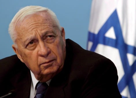 De voormalige Israëlische premier en legerleider Ariel Sharon ligt op sterven. Dit meldde de Israëlische krant Haaretz woensdag. De 85-jarige Sharon ligt sinds 4 januari 2006 in coma. Hij had toen een beroerte gehad. Zijn gezondheidstoestand is pas erg veel slechter geworden, meldden bronnen van Haaretz. Sharon ligt in het Tel Hashomer-ziekenhuis in Tel Aviv. Familie van de comapatiënt overlegt daar met medici, volgens Haaretz. Israëlische media reppen over nierfalen. Hij zou een maand geleden zijn geopereerd. Omstreden generaal Voordat Sharon de politiek inging, was hij een van Israëls meest omstreden generaals. Hij moest aftreden als minister van Defensie nadat een onderzoekscommissie hem medeverantwoordelijk had gehouden voor de massaslachtingen van Sabra en Shatila. In die Palestijnse vluchtelingenkampen in Libanon werden in 1982 met medeweten van Israëlische militairen honderden, mogelijk duizenden mensen vermoord.