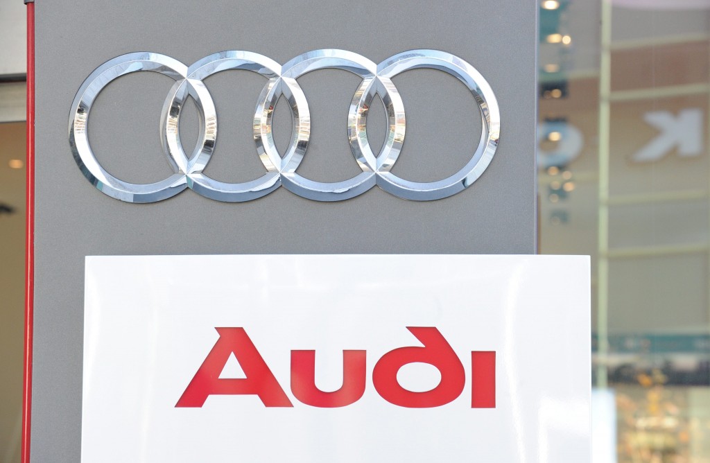 Het Duitse automerk Audi, onderdeel van Volkswagen, heeft de verkoop vorig jaar met meer dan 8 procent zien stijgen tot het record van 1,58 miljoen auto's. Dat maakte het bedrijf uit Ingolstadt donderdag bekend. Daarmee heeft Audi de doelstelling voor een verkoop van 1,5 miljoen auto's 2 jaar eerder bereikt dan oorspronkelijk was gepland. De onderneming profiteerde onder meer van een sterke vraag naar de A3 en de sportieve terreinwagens van de Q-serie. Audi is na de Duitse aartsrivaal BMW 's werelds grootste producent van luxeauto's. Audi mikt voor het einde van dit decennium op een verkoop van 2 miljoen wagens. Vorige maand maakte Audi bekend tot en met 2018 zo'n 22 miljard euro te zullen uittrekken voor de ontwikkeling van nieuwe modellen en technologie en het vergroten van de productiecapaciteit.