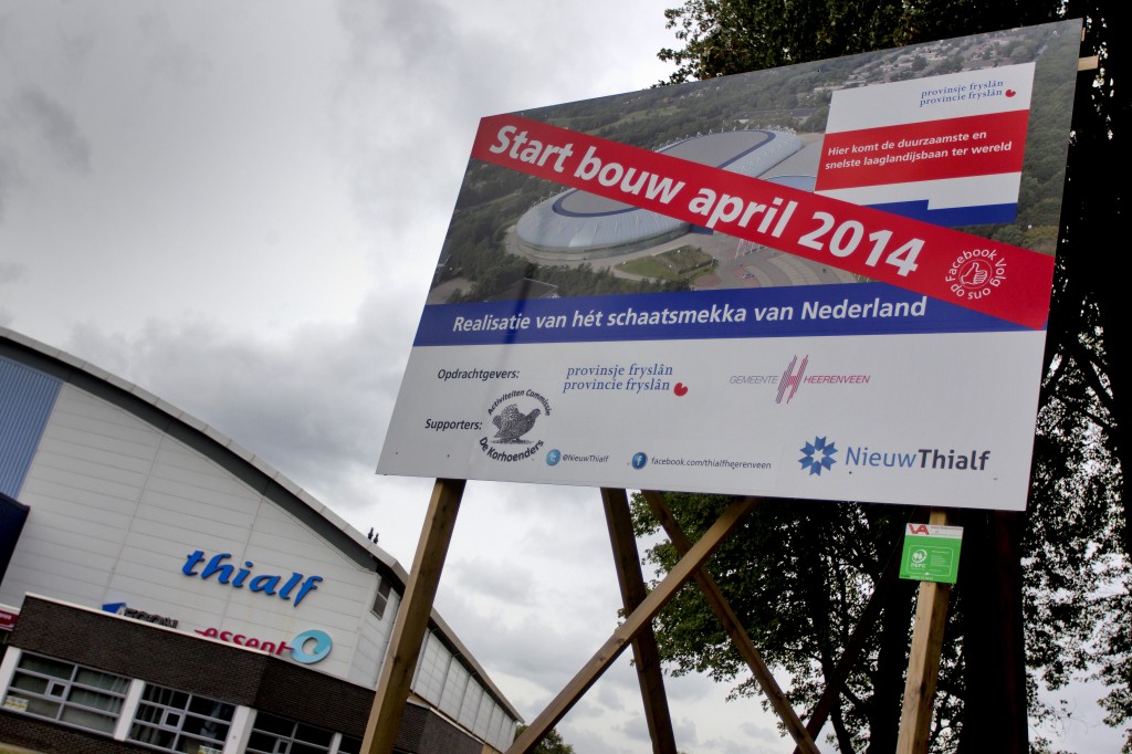 Een Friese bouwcombinatie van zes bedrijven wil via de rechter afdwingen dat zij de vernieuwing van het ijsstadion Thialf in Heerenveen mag uitvoeren. De opdracht werd eerder gegund aan Ballast Nedam, maar de zes Friese bedrijven vinden de motivering daarvoor onjuist en onterecht. Dat meldde hun advocaat Wim Bulthuis dinsdag, die namens de combinatie een kort geding heeft aangespannen tegen opdrachtgever Thialf OG.