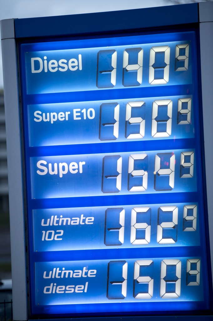 De inflatie in Nederland is in december opgelopen tot 1,7 procent. Dat kwam vooral doordat benzine en kleding duurder werden. Dat meldde het Centraal Bureau voor de Statistiek (CBS) donderdag. In november steeg het gemiddelde prijspeil met 1,5 procent. De inflatie nam vorige maand vooral toe doordat benzine en kleding duurder werden ten opzichte van een jaar eerder.