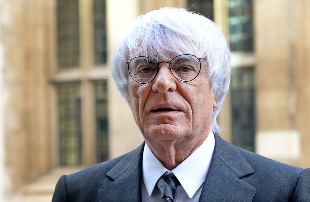 Formule 1-baas Bernie Ecclestone moet zich bij de Duitse rechter verantwoorden voor zijn rol in een geruchtmakende smeergeldaffaire. Justitie in München klaagt de 83-jarige Brit aan voor omkoping, maakte een woordvoerster van het parket donderdag bekend. Ecclestone zal zelf als verdachte moeten verschijnen als de rechtbank de kwestie behandelt. Dat is vermoedelijk eind april. De commerciële baas van de koningsklasse in de autosport wordt ervan beschuldigd dat hij in 2006 ongeveer 44 miljoen dollar smeergeld heeft betaald aan de Duitse voormalige bankier Gerhard Gribkowsky. Deze man was destijds namens de Bayerische Landesbank verantwoordelijk voor de verkoop van de aandelen van de Formule 1 aan de door Ecclestone geleide investeringsmaatschappij CVC Capital. Gribkowsky betaalde geen belasting over het geld en werd daarvoor in 2012 tot 8,5 jaar cel veroordeeld. Rechter Peter Noll veroordeelde bij het uitspreken van dat vonnis al de rol van de machtigste man in de autosport. ,,Ecclestone heeft deze bankier het criminele pad opgejaagd'', was zijn mening. Ecclestone beweert dat hij niets verkeerd heeft gedaan, hoewel hij een aantal keren ruiterlijk heeft toegegeven dat hij Gribkowsky het geld heeft gegeven. Het was bedoeld om de bankier stil te houden. Die dreigde namelijk de Britse belastingdienst in de deal te betrekken en dat zou mogelijk Ecclestone persoonlijk heel veel geld hebben gekost. Volgens de Brit ging het overigens om een betaling van 10 miljoen Engelse pond aan de Duitse bankier.