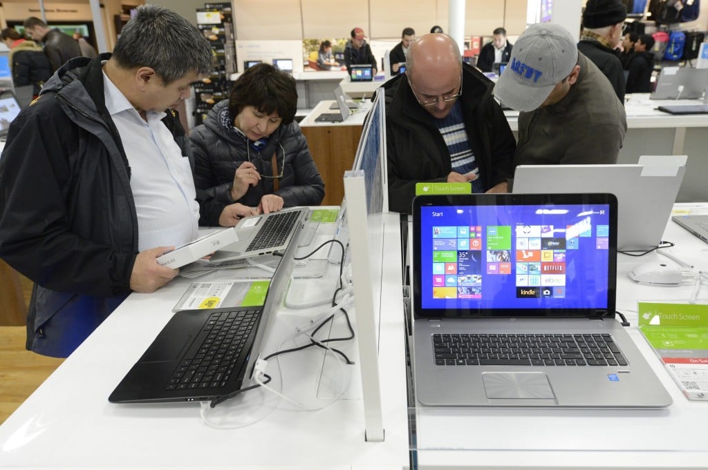 De aandelenbeurzen in New York zijn donderdag licht lager geopend. Blikvangers waren elektronicatketen Best Buy en zakenbank Goldman Sachs. Beleggers verwerkten gemengde kwartaalresultaten van de Amerikaanse banken Citigroup en Goldman Sachs en tegenvallende verkoopcijfers van elektronicaketen Best Buy. Na de slotbel brengt chipmaker Intel de kwartaalcijfers naar buiten.