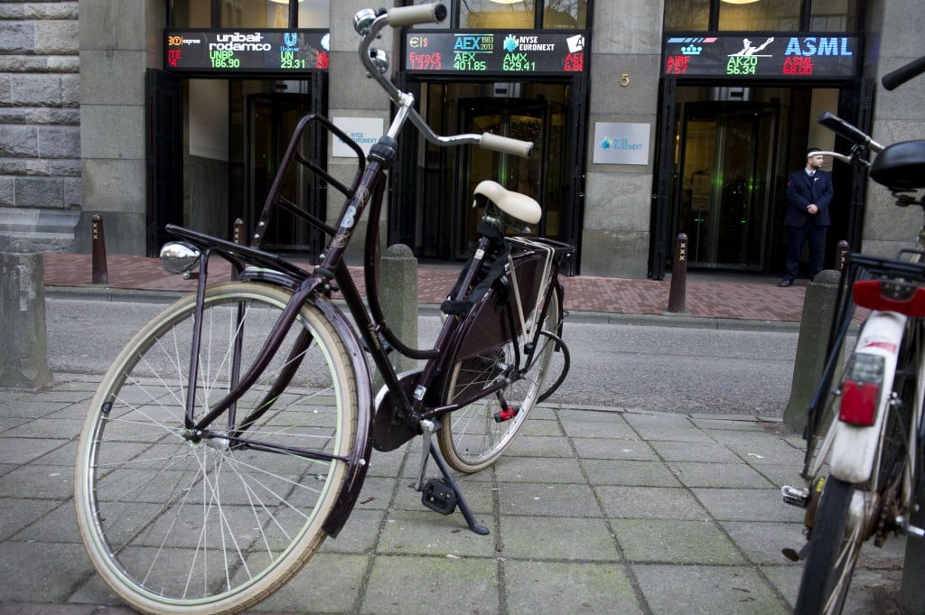 De Amsterdamse aandelenbeurs is donderdag met winst begonnen aan het nieuwe jaar. Beleggers blijven optimistisch gestemd na het sterke beursjaar 2013. De AEX-index in Amsterdam noteerde kort na aanvang van de handel 0,5 procent hoger op 403,79 punten. De MidKap klom 0,3 procent tot 631,09 punten. De beurzen in Frankfurt, Parijs en Londen stegen tot 0,7 procent. Grootste stijger in de AEX was technisch dienstverlener Imtech met een winst van 1,5 procent. Bierbrouwer Heineken was de enige daler met een verlies van 0,4 procent.