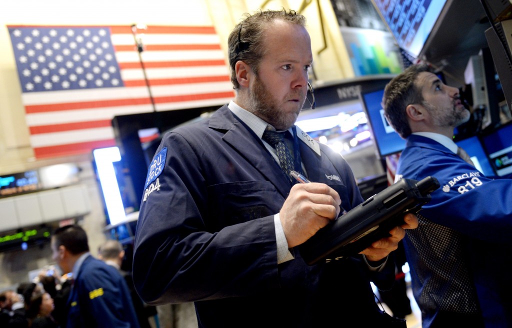 De effectenbeurzen op Wall Street zijn donderdag met duidelijke verliezen gesloten. Zorgen over de Chinese economie drukten de stemming, die verder in het teken stond van gemengde bedrijfsresultaten. De Dow-Jonesindex eindigde 1,1 procent lager op 16.197,35 punten. De S&P 500 zakte 0,9 procent tot 1828,46 punten. Technologiegraadmeter Nasdaq leverde 0,6 procent in tot 4218,88 punten. Net als in Europa wezen analisten op de tegenvallende ontwikkeling van de Chinese industrie. Die vertoont deze maanden onverwacht tekenen van krimp, terwijl op een verdere groei werd gerekend. Dit woog zwaarder dan berichten over de Amerikaanse economie. Daaruit bleek dat de aanvragen voor een werkloosheidsuitkering vorige week op ongeveer hetzelfde peil lagen als een week eerder en dat de vooruitzichten voor 's werelds grootste economie in december verder zijn verbeterd. Netflix Netflix hoorde bij de grootste winnaars. Het bedrijf werd 16,5 procent meer waard, dankzij sterke kwartaalcijfers. De aanbieder van internettelevisie wist de omzet en winst vorig kwartaal stevig op te voeren ten opzichte van de laatste 3 maanden van 2012. De onderneming sloot 2013 af met 44 miljoen abonnees en verwacht het klantenbestand in het eerste kwartaal uit te breiden tot 48 miljoen abonnees. Lockheed Martin leverde 4 procent in. Het grootste defensiebedrijf van de VS zag de winst in het vierde kwartaal dalen, onder meer door bezuinigingen van de overheid en kosten verbonden aan banenverlies. McDonald's Het aandeel McDonald's steeg 0,5 procent. 's Werelds grootste fastfoodketen verhoogde zijn winst en omzet in 2013 met 2 procent. Topman Don Thompson sprak van een uitdagend jaar. Internethandelaar eBay bracht zijn resultaten woensdag nabeurs naar buiten en kreeg er donderdag 1 procent bij. Het bedrijf boekte vorig kwartaal 13 procent meer winst en omzet dan een jaar eerder. eBay meldde verder een voorstel van de activistische aandeelhouder Carl Icahn te hebben afgeslagen. Die vindt dat het bedrijf zijn onderdeel PayPal moet afstoten. De prijs van een vat Amerikaanse olie steeg donderdagavond 0,7 procent tot 97,37 dollar. De euro was 1,3695 dollar waard, tegen 1,3675 dollar bij het slot van de Europese beurzen eerder op de dag.