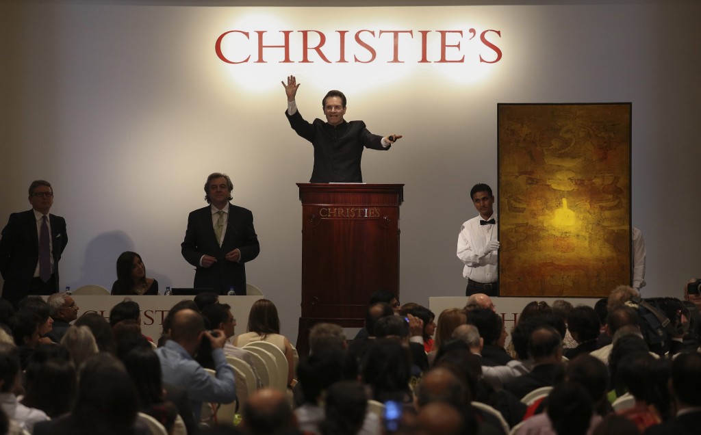 De verkoop van kunst- en verzamelstukken bij het internationale veilinghuis Christie’s is vorig jaar met 16 procent gestegen. Dat maakte Christie's woensdag bekend. Christie's verkocht in 2013 voor 4,5 miljard pond (5,5 miljard euro) aan kunst- en verzamelstukken. Daarmee werd voor het vierde achtereenvolgende jaar een recordverkoop in de boeken gezet. De kunstmarkt profiteert van het groeiende aantal rijke mensen, voornamelijk uit Aziatische landen die vooral graag investeren in hedendaagse kunst. Het huidige klantenbestand van Christie's bestaat nu voor 30 procent uit klanten uit China en India. De Verenigde Staten vormen de meest lucratieve markt voor Christie’s en waren in 2013 goed voor 34 procent van het totale aantal kunstafnemers. Daarbij bracht het veilinghuis van Christie's in New York het meest op met een totaal van 1,8 miljard pond, een stijging van 34 procent ten opzichte van 2012. Christie’s ging in november vorig jaar de geschiedenis in met de verkoop van het drieluik ‘Three Studies of Lucian Freud’ van de Britse schilder Francis Bacon voor het recordbedrag van 142 miljoen dollar (103 miljoen euro) in New York. Concurrent Sotheby’s, gevestigd in New York, haalde volgens een woordvoerster met veilingen 5,1 miljard dollar op in 2013. Het bedrijf komt in februari met officiële cijfers. Christie's is sinds 1998 in bezit van Artemis, de houdstermaatschappij van de Franse zakenman François Pinault. Christie’s publiceert geen winstcijfers, maar rapporteert alleen twee keer per jaar over de behaalde verkopen.