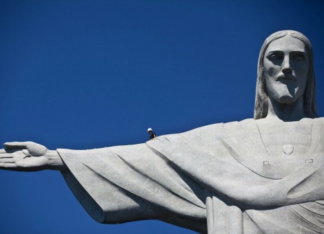 De herstelwerkzaamheden van het beroemde beeld van Christus de Verlosser in Rio de Janeiro zijn begonnen. Afgelopen weekend brak het beeld een vinger van de rechterhand door een blikseminslag. Die hand was al beschadigd door eerdere blikseminslagen, net als het hoofd. De kroon op het hoofd is een bliksemafleider en wordt nu verlengd tot aan de middelvinger om volgende schades te voorkomen. De restauratie gaat zo'n vier maanden duren. Dinsdag beklommen inspecteurs het 38 meter hoge beeld op de 710 meter hoge Corcovadoberg. Dat leverde de volgende spectaculaire foto op: (klik voor vergroting)