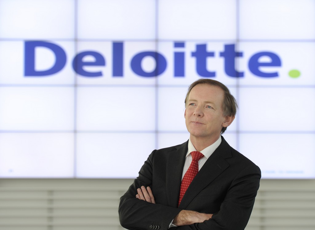 De grote advies- en accountancykantoren begeven zich nadrukkelijk op het terrein van de advocatuur, met een eigen legertje advocaten. Accountant en adviesbureau Deloitte kondigde vrijdag aan per 1 januari dit jaar te zijn gestart met een nieuwe adviestak: Deloitte Legal. Daarvoor zijn drie nieuwe partners aangetrokken. Frans Stibbe, voorheen managing partner bij DLA Piper in Nederland, wordt de baas van Deloitte Legal. Daarnaast is Kris Ruijters, afkomstig van Boekel de Néree, aangetrokken voor de juridische zaken rond fusies en overnames. En als lss derde partner is Michiel Lampe erbij gehaald, voorheen notaris bij van Heeswijk Notarissen.