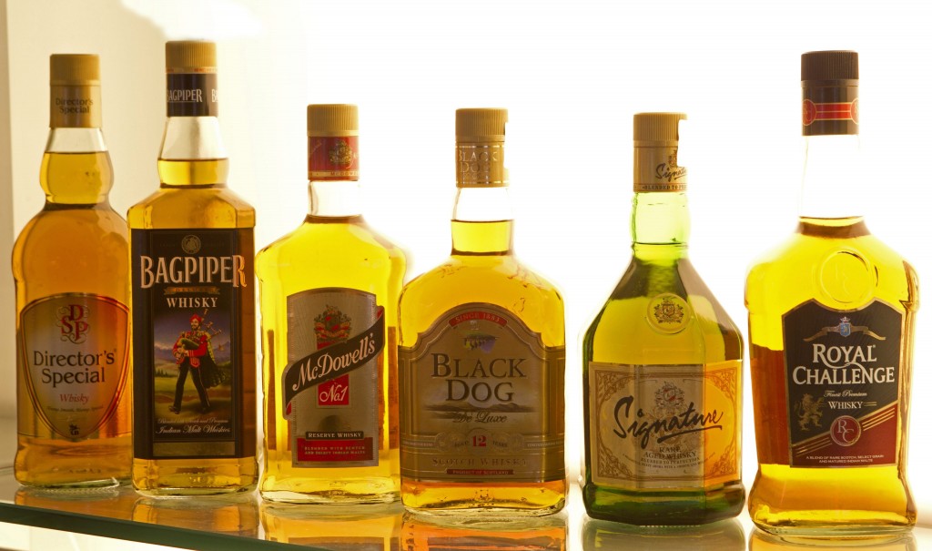 De drankenconcerns Diageo en Rémy Cointreau hebben flink last van de zwakte op de Chinese markt. Dat komt naar voren uit de cijfers die beide bedrijven donderdag publiceerden. Bij Diageo, bekend van onder meer Johnnie Walker-whisky en Smirnoff-wodka, daalde de autonome omzet in het afgelopen kwartaal met 1,3 procent, terwijl analisten in doorsnee een omzetstijging met 1,8 procent hadden verwacht. Rémy Cointreau zag een daling van de autonome omzet in het afgelopen gebroken boekjaar met 11 procent. De verkoop van Rémy Martin-cognac ging met 21 procent omlaag, onder meer omdat de Chinese overheid harder optreedt tegen uitbundige uitgaven van ambtenaren aan bijvoorbeeld drank. Topman Ivan Menezes van Diageo liet in een toelichting weten dat er sprake is van een uitdagend zakenklimaat. Naast de zwakkere vraag in China en andere opkomende markten hebben Europese drankproducenten ook last van ongunstige wisselkoerseffecten.