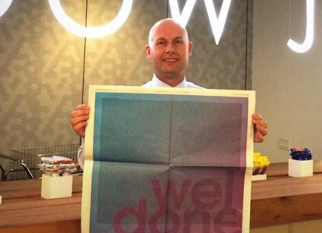 De topman van nieuwsleverancier Dow Jones, onderdeel van mediaconcern News Corp, is ontslagen, vermoedelijk vanwege een tegenvallende verkoop van een nieuwe newswire voor banken en beurshandelaren. Topman Lex Fenwick gaf nog geen 2 jaar leiding aan Dow Jones. Hij zal op tijdelijke basis worden opgevolgd door William Lewis. Bronnen melden dat zijn ontslag te maken heeft met de lauwe ontvangst van DJX, een betaalde dienst op financieel gebied die vorig jaar werd uitgebracht. In DJX werden op aandringen van Fenwick verschillende producten van Dow Jones gebundeld, maar klanten zouden de voorkeur geven aan het selecteren van afzonderlijke diensten. Dow Jones heeft aangegeven veranderingen door te voeren bij DJX om aan de wensen van klanten tegemoet te komen. Dow Jones, moederbedrijf van zakenkrant The Wall Street Journal, is op het gebied van financiële berichtgeving concurrent van financieel persbureau Bloomberg en nieuws- en dataleverancier Thomson Reuters.