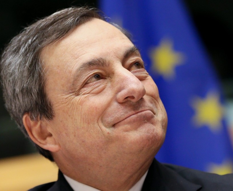 Analist Arne Petimezas van beursmakelaar AFS Group praat je bij. 1. Mario Draghi: de Italiaanse centrale bankier die ironisch genoeg geen inflatie weet te creëren en mijlenver weg blijft van de ECB’s inflatiedoelstelling van 2 procent. Gaat daar vandaag bij het rentebesluit van de ECB in Napels verandering inkomen? De markt denkt van niet. De markt heeft zich dit jaar tegen Draghi gekeerd in de veronderstelling dat de meerdere pogingen van de ECB om de economie weer tot leven te wekken en de inflatie op gang te krijgen niet veel zouden uithalen. In de obligatiemarkt zijn de rentestanden en inflatieverwachtingen naar bodemniveaus gedaald – niemand verwacht groei of inflatie. In september keerde het tij een klein beetje doordat Draghi beloofde de balans van de ECB met ruwweg 1 biljoen euro te laten terug groeien naar niveaus van begin 2012. Al snel werd duidelijk dat de middelen die Draghi tot zijn beschikking heeft om de balans te doen groeien tekortschieten, waarop rentestanden en inflatieverwachtingen weer zijn beginnen te dalen. Het enige succes dat Draghi heeft weten te boeken is de daling van de euro/dollar met meer dan 10 cent. Die impuls is bij lange na niet genoeg om een einde te maken aan de depressie die de eurozone dit decennium teistert. 2. Het meest voor de hand liggende is dat Draghi begint met minimaal een biljoen euro aan aankopen van staatsleningen, maar dat is om politieke redenen niet mogelijk. Daarom is Draghi veroordeeld om in de marge gesecuritiseerde privatesectorleningen en door onderpand gedekte bankobligaties op te kopen. Draghi zal met moeite in een aantal jaar tijd enkele honderden miljarden euro’s van dit papier kunnen opkopen. Er is domweg te weinig aanbod en de houders van het papier willen niet verkopen. Tijdens de persconferentie vanmiddag zal Draghi laten doorschemeren in welke mate en onder welke voorwaarden hij het papier gaat opkopen. Des te lager de eisen die Draghi stelt aan het papier, des te meer kan hij opkopen en des te groter zal de impuls op de economie zijn. 3. Ga zo door, meneer Draghi. Renault-Nissan-topman Carlos Ghosn zei dat Draghi de juiste weg is ingeslagen door het monetaire beleid verder te verruimen. Maar volgens Ghosn heeft Draghi nog lang niet genoeg gedaan en moet de ECB flink meer ingrijpen, zo quote persbureau Bloomberg de topman van de autoboer. 4. Ronde zoveel in de strijd tussen Duitsland en de fiscale zondaars in de eurozone, Frankrijk en Italië. Frankrijk en Italië gooiden deze week de knuppel in het hoenderhok door begrotingsdoelen uit te stellen te weigeren meer bezuinigingen door te voeren, daarmee aangevend dat er niet wordt voldaan aan de Europese Begrotingsunie, het opgetuigde Stabiliteits- en Groeipact. De reactie van bondskanselier Angela Merkel was voorspelbaar. “We zijn niet op een punt beland waar we kunnen zeggen dat de crisis achter ons ligt. Daarom is het belangrijk dat iedereen zich op een geloofwaardige wijze aan de afspraken houdt. En dit kan alleen worden gedaan door de lidstaten zelf”, zo quote de Financial Times Merkel woensdag tijdens een bijeenkomst met werkgevers. 5. Het gaat niet zo goed met de pensioenfondsen. Volgens cijfers van AON Hewitt daalde de gemiddelde dekkingsgraad met 4 procentpunt naar 108 procent in september. ABP, Nederlands grootste pensioenfonds, zag volgens het Financieele Dagblad zijn dekkingsgraad onder de minimumeis van 104-105 procent uitkomen. De lagere dekkingsgraad is het gevolg van de dalende rentestanden. De Nederlandse staat kan inmiddels voor iets meer dan een procent voor 10-jaar lenen, terwijl de Duitse 10-jaars rente weer onder de psychologische grens van 1 procent is gezakt. De obligatiemarkt verwacht vanwege vraaguitval weinig economische groei in de eurozone en een ECB die tot ver in dit decennium de rente dicht bij nul zal houden. 6. Philips is in een patentenrechtszaak veroordeeld tot het betalen van een schadevergoeding van 466 miljoen dollar. Een Amerikaanse jury kende de schadevergoeding toe aan de Amerikaanse ontwikkelaar van medische technologie Masimo. Uit het vonnis blijkt dat Philips een medisch patent van Masimo schond. Als klap op de vuurpijl eist het Japanse Funai Electric een schadevergoeding van 312,3 miljoen euro van Philips vanwege de mislukte verkoop van divisie Lifestyle entertainment aan de Japanners. Vanwege de mislukte overname eist Philips op zijn beurt 171,8 miljoen euro van Funai. 7. De koers van ICT-dienstverlener Ordina keldert vanochtend bijna met een vijfde nadat het tv-programma Zembla Ordina betichtte van fraude bij aanbestedingen van de overheid tussen 2005 en 2010. Beleggers vrezen dat de aantijgingen Ordina parten zal spelen bij het binnenhalen van nieuwe opdrachten. Ordina zegt dat het advocatenkantoor De Brauw Blackstone Westbroek weer in de arm heeft genomen om na te gaan of er inderdaad sprake was van gesjoemel. 8. Europese aandelenbeurzen kleuren vanochtend rood omdat beleggers geen hoge pet ophebben voor wat Draghi vanmiddag zal gaan aankondigen. Bovendien kregen Aziatische beurzen vanochtend een tik van Wall Street, dat gisteravond stevige verliezen leed nadat macrocijfers aantoonden dat de groei van de Amerikaanse economie een versnelling lager aan het gaan is. 9. Behalve de ECB is de beursagenda vandaag zo goed als leeg. Een aantal Fed topmannen zal na het slot van de Europese beurzen in het openbaar spreken. De Fed is zich de afgelopen tijd zorgen beginnen te maken over de harde dollar, die de al te lage inflatie in de VS dempt. Arne Petimezas is analist bij financiële dienstverlener AFS Group. Deze bijdrage is niet bedoeld als advies tot het doen van individuele beleggingen.