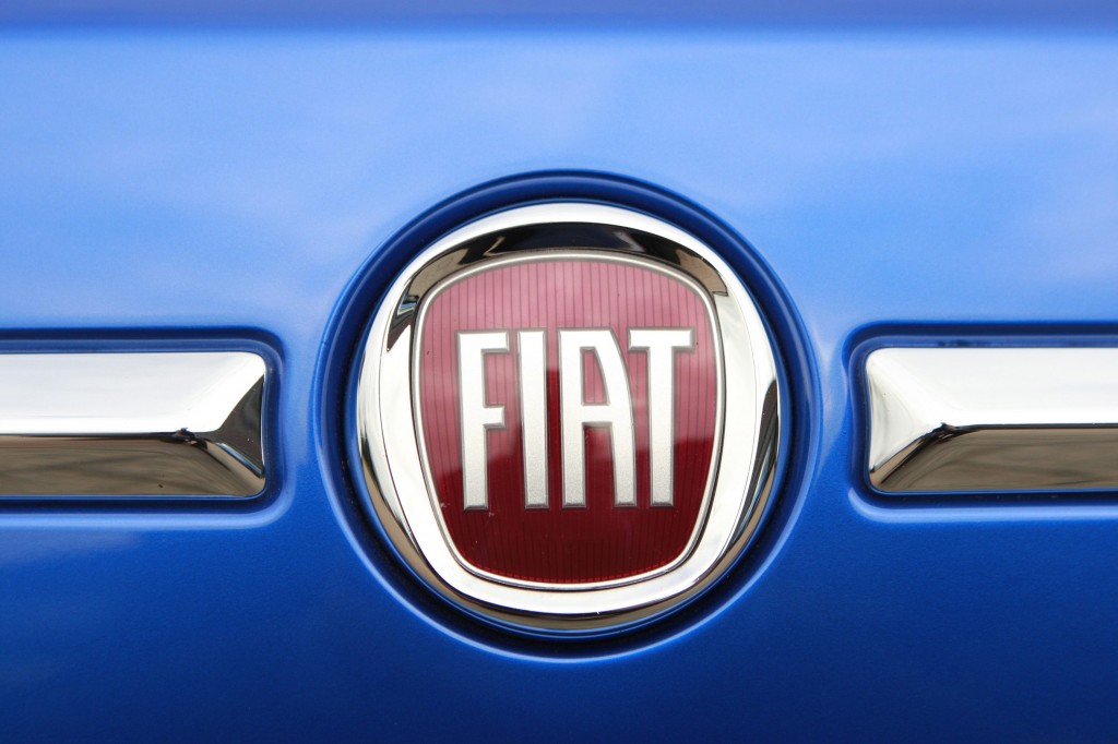 Fiat, de grootste fabrikant van Italië, verlaat het moederland na 115 jaar en wordt een beetje Nederlands. De controlerende Agnelli-familie en andere investeerders bezegelden vrijdag het einde van Fiat als Italiaans bedrijf tijdens hun laatste aandeelhoudersvergadering in Turijn met de stemming tot goedkeuring van de fusie met het Amerikaanse Chrysler. Het nieuwe fusiebedrijf Fiat Chrysler Automobiles (FCA) vestigt zich juridisch in Nederland, fiscaal in het Verenigd Koninkrijk en krijgt een beursnotering in New York. De fusie tussen het Italiaanse autobedrijf en zijn Amerikaanse branchegenoot heeft volgens Fiat geen gevolgen voor de werkgelegenheid. Alle activiteiten worden ,,met dezelfde missie doorgezet, inclusief fabrieken in Italië en elders in de wereld''.