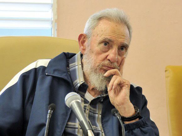 Fidel Castro is donderdag voor het eerst sinds lange tijd weer eens in het openbaar verschenen. De 87-jarige oud-leider bezocht onder het toeziend oog van cameramensen een galerie in de hoofdstad Havana, meldde onder meer partijkrant Granma. Op foto's was te zien hoe de grijze revolutionair, die in 2006 vanwege zijn zwakke gezondheid zijn taken overdroeg aan broer Raúl, met een wandelstok en gebogen lopend de expositieruimte binnenwandelde. Zijn vorige publieke optreden was in april 2013. De communistische eilandstaat kreeg van zondag tot en met dinsdag bezoek van de Nederlandse minister van Buitenlandse Zaken Frans Timmermans. Hij riep op tot verdere hervormingen en zei dat Nederland daarbij kan helpen.