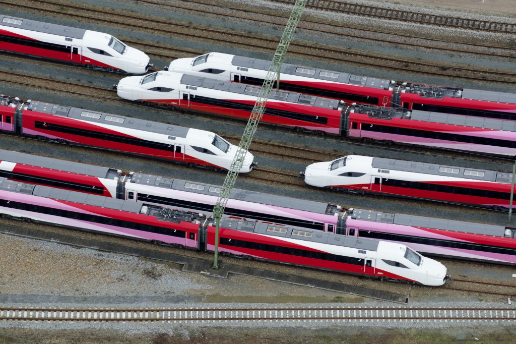 Na Nederland hebben nu ook de Belgische spoorwegen een regeling getroffen met de fabrikant van de problematische hogesnelheidstrein Fyra. De NMBS en het Italiaanse AnsaldoBreda schikken hun geschil over de Fyra-treinen. De treinenproducent betaalt 2,5 miljoen euro schadevergoeding aan de NMBS, maakten de Belgen maandag bekend. In tegenstelling tot de NS nam de NMBS nooit een trein af van de Italianen. De spoorwegen eisten oorspronkelijk ruim 27 miljoen euro. Eerder dit jaar sloot de NS met AnsaldoBreda een deal waarbij de Fyra-treinen teruggaan naar de Italianen. De NS krijgt 125 miljoen euro voor de treinen, waarvoor al 213 miljoen was neergeteld.
