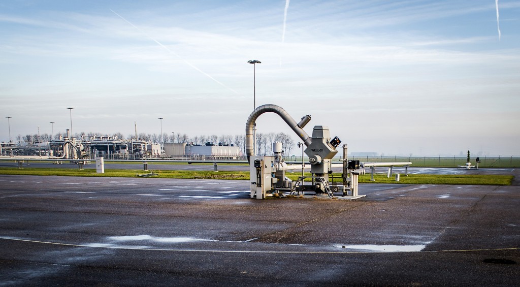 Het terugschroeven van de gaswinning in Groningen betekent een strop voor de rijksbegroting die dit jaar kan oplopen tot ongeveer 840 miljoen euro. Dat meldden bronnen op het Binnenhof donderdag tegenover persbureau ANP. De regeringscoalitie van VVD en PvdA wil bij de voorjaarsnota in mei bekijken hoe dit gat gedicht moet worden. Het kabinet zal vrijdag naar verwachting een knoop doorhakken over het verminderen van de gaswinning in Groningen. Dat is nodig omdat het gebied de laatste tijd steeds meer geteisterd wordt door aardschokken, veroorzaakt door decennia van gaswinning.